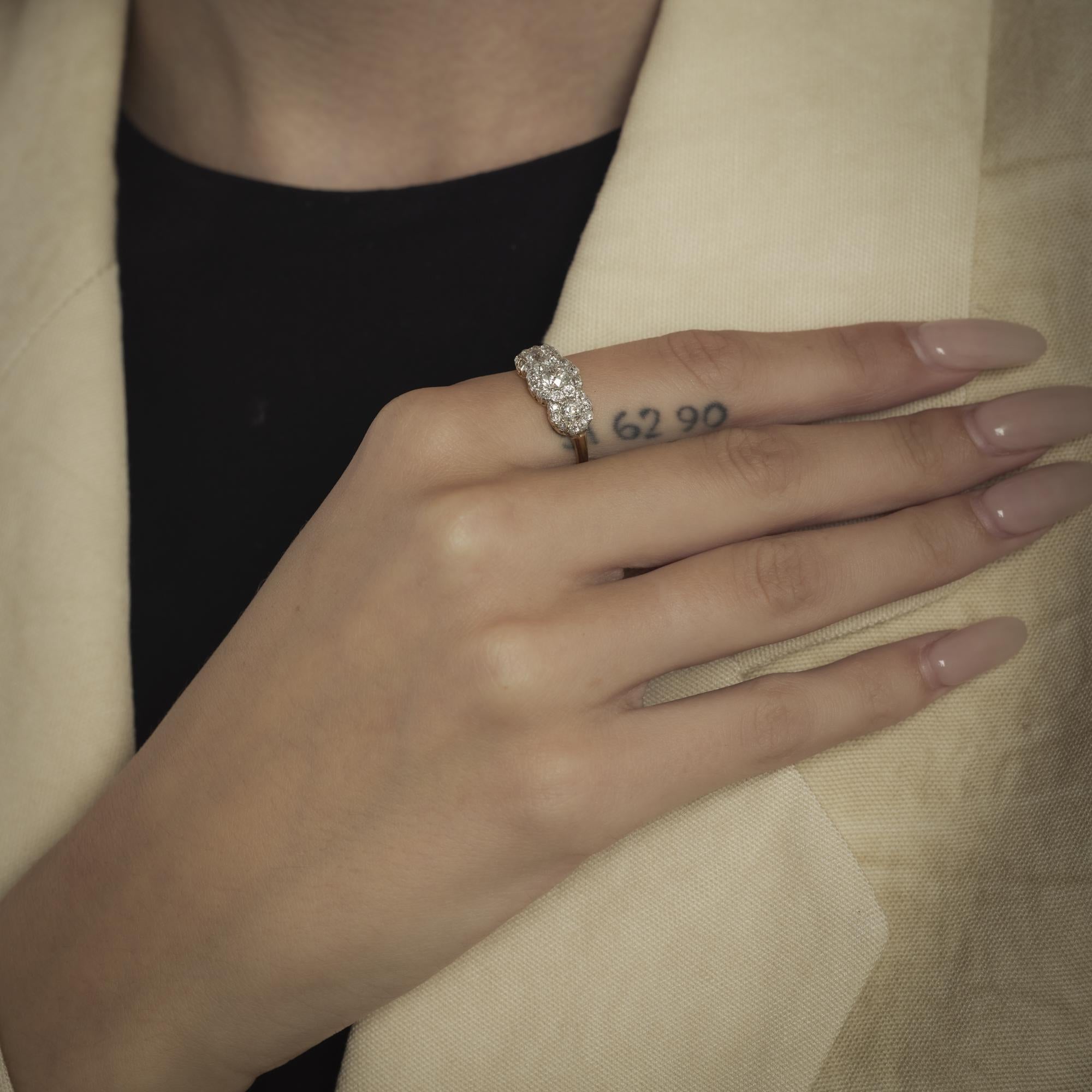 Bague victorienne en or jaune 18k à 3 pierres et diamants en vente 1
