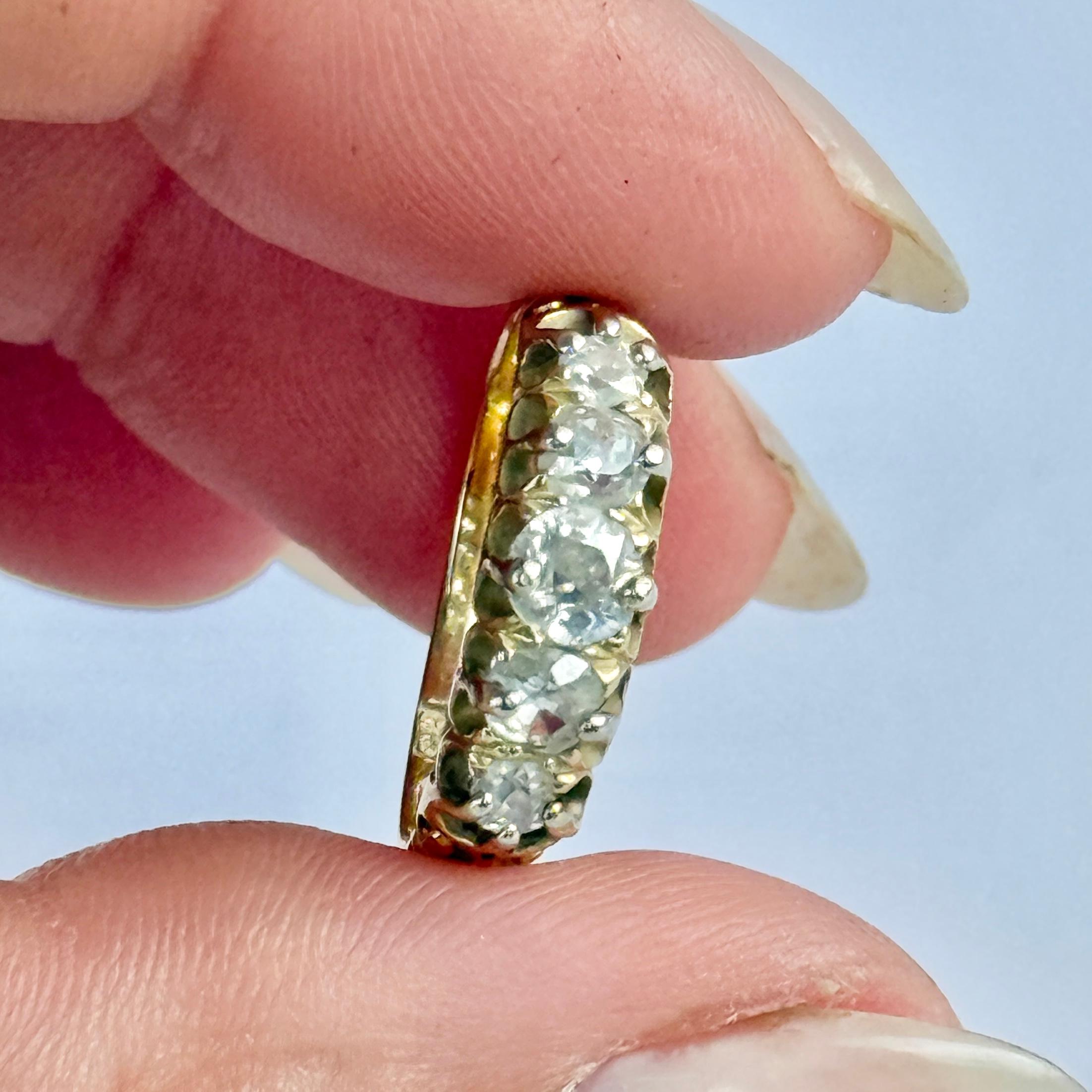 In questo anello in oro da 15 carati sono incastonati cinque diamanti. Il diamante centrale misura 30pts e i diamanti più piccoli misurano 10pts ciascuno. Il totale dei diamanti di questo anello è di 90pts. 

Misura dell'anello: J 1/2 o 5 
Larghezza