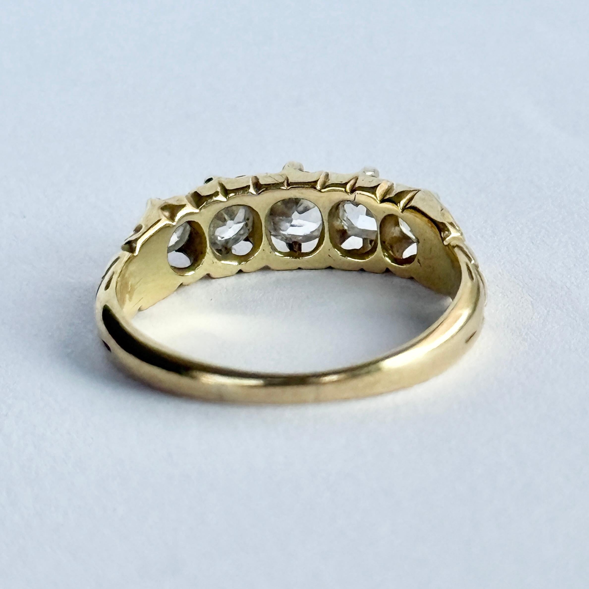 Taglio vecchia miniera Anello vittoriano a cinque pietre con diamanti e oro 15 carati in vendita