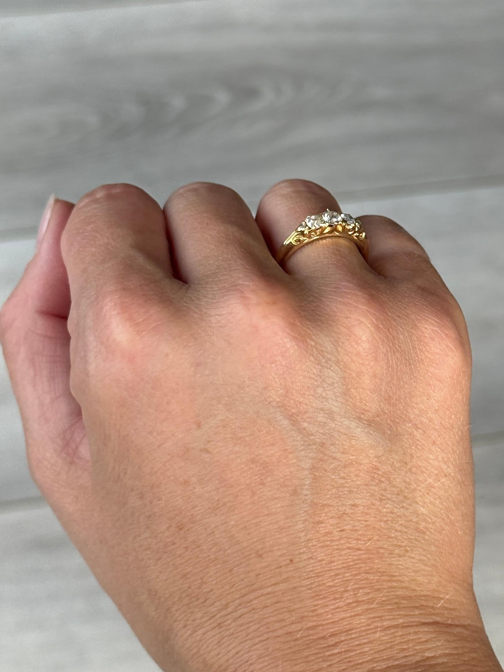 Questo scintillante diamante vittoriano a tre pietre contiene tre diamanti taglio old mine per un totale di 54pts. La pietra centrale misura 20pt, le due laterali misurano 15pt ciascuna e ci sono altre due punte di diamante ai lati del trio.