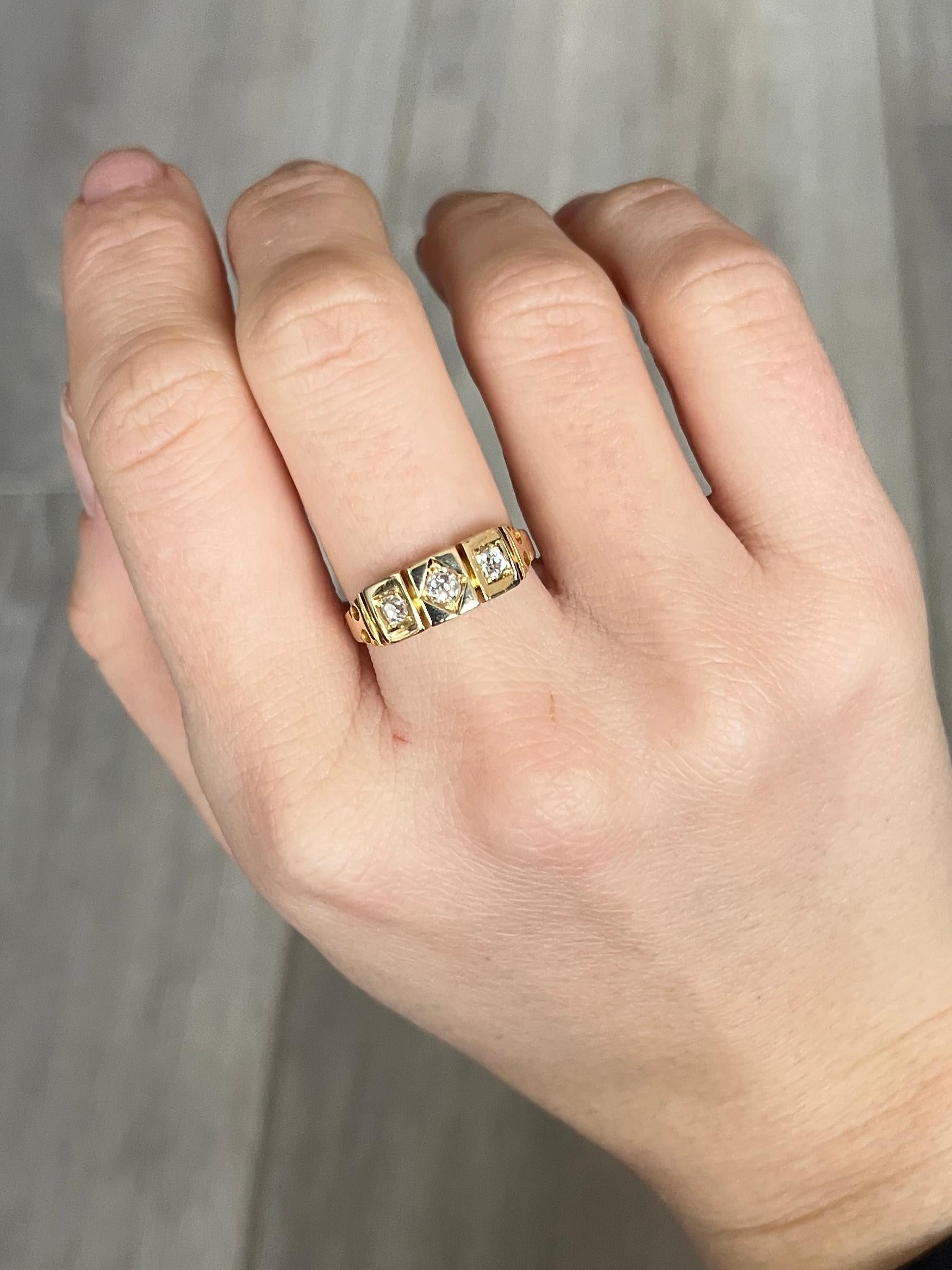 Viktorianischer dreisteiniger Ring mit Diamanten und 18 Karat Gold (Alteuropäischer Brillantschliff) im Angebot