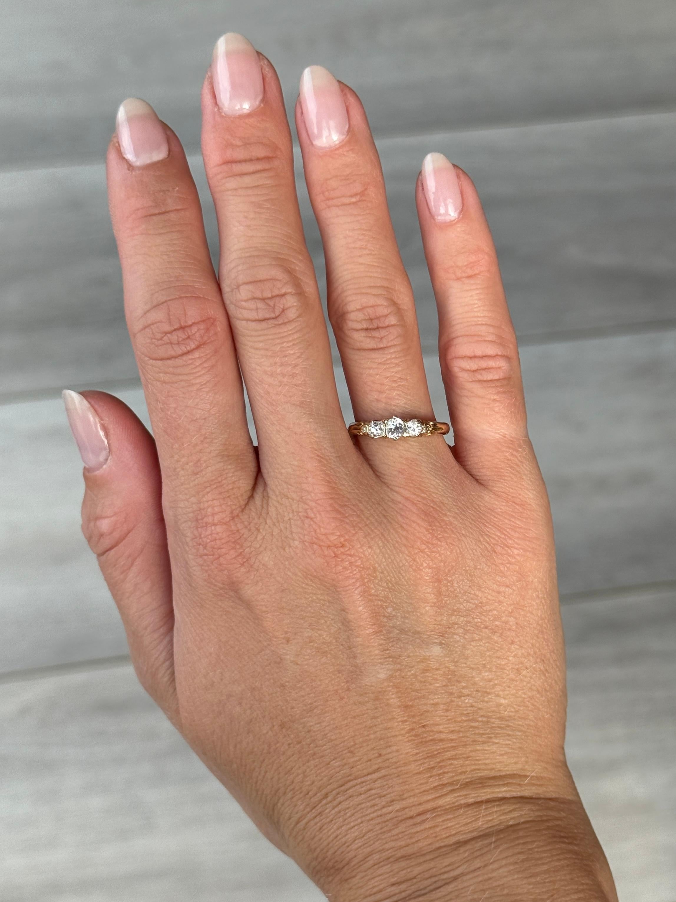 Vittoriano Anello vittoriano con tre pietre in oro 18 carati e diamanti in vendita
