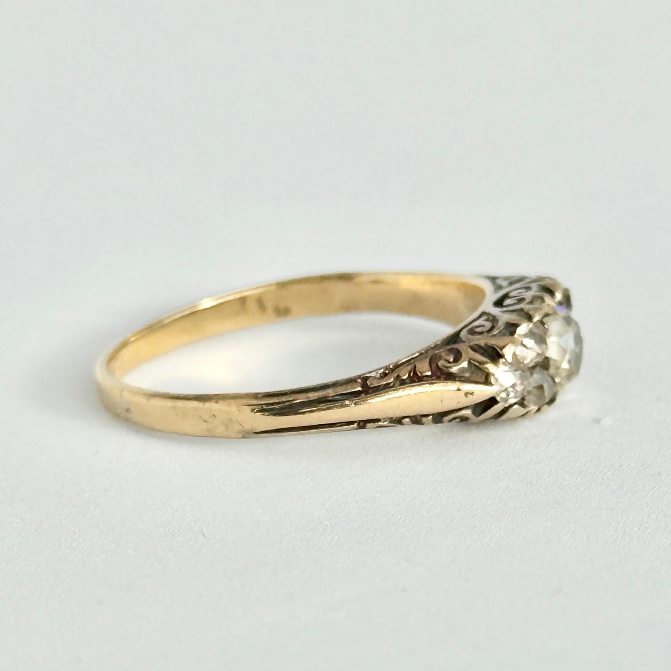 Vittoriano Anello vittoriano con tre pietre in oro 18 carati e diamanti in vendita