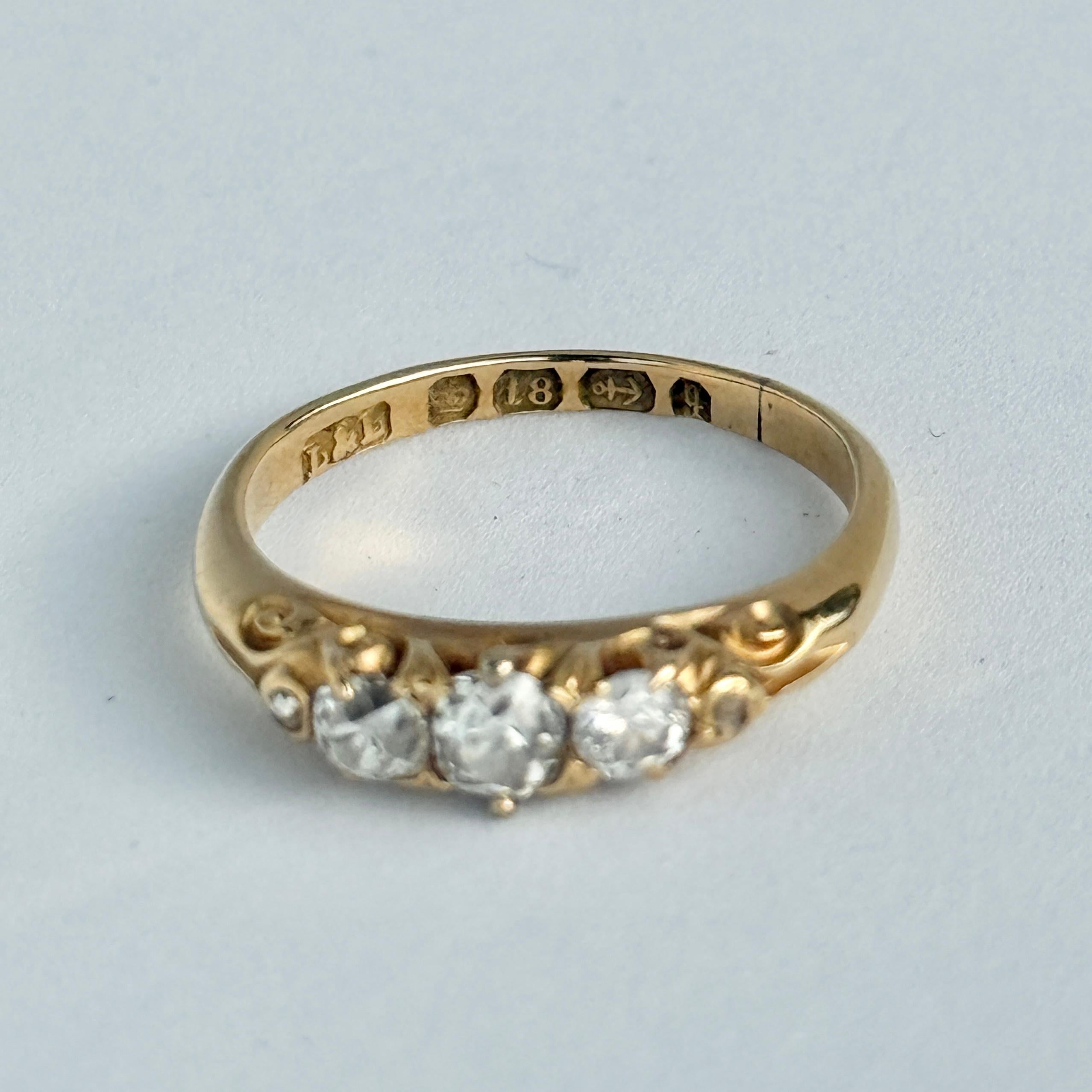 Taglio vecchia miniera Anello vittoriano con tre pietre in oro 18 carati e diamanti in vendita