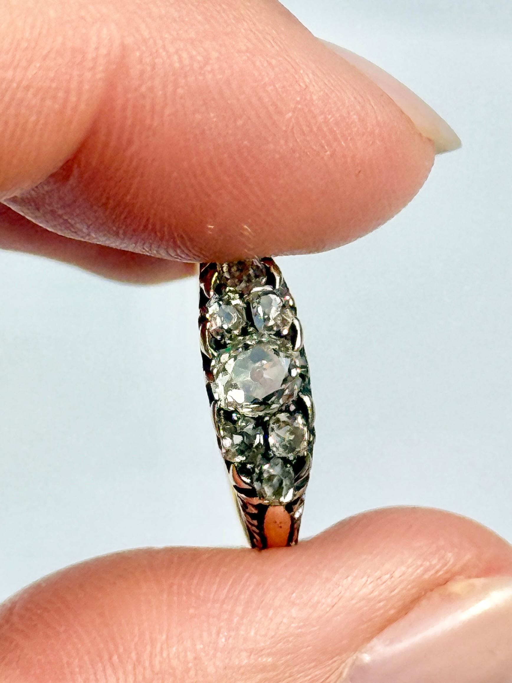 Taglio vecchia miniera Anello vittoriano con tre pietre in oro 18 carati e diamanti in vendita
