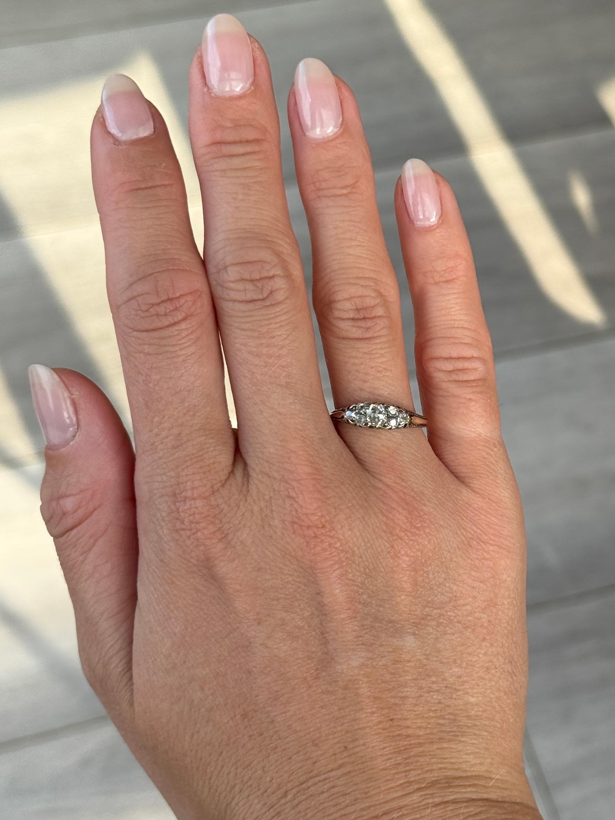 Anello vittoriano con tre pietre in oro 18 carati e diamanti In condizioni buone in vendita a Chipping Campden, GB