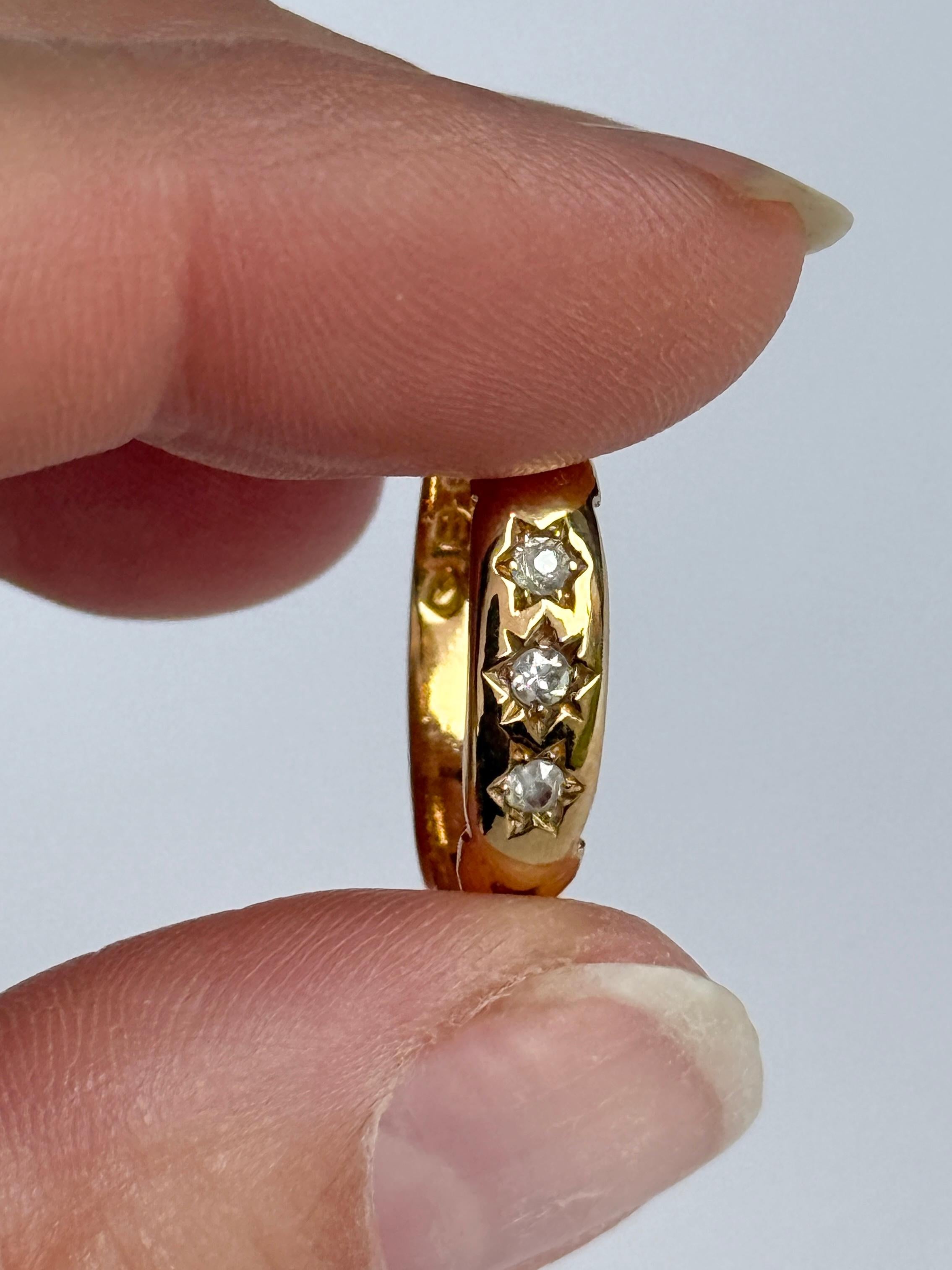 Este precioso anillo de oro de 22 ct contiene tres diamantes que suman un total de 15 pts. Son brillantes y tienen un destello precioso, y están engarzadas en una estrella. Hallmarked Londres 1935.

Tamaño del anillo: N 1/2 ó 7 
Ancho de banda: 5 mm