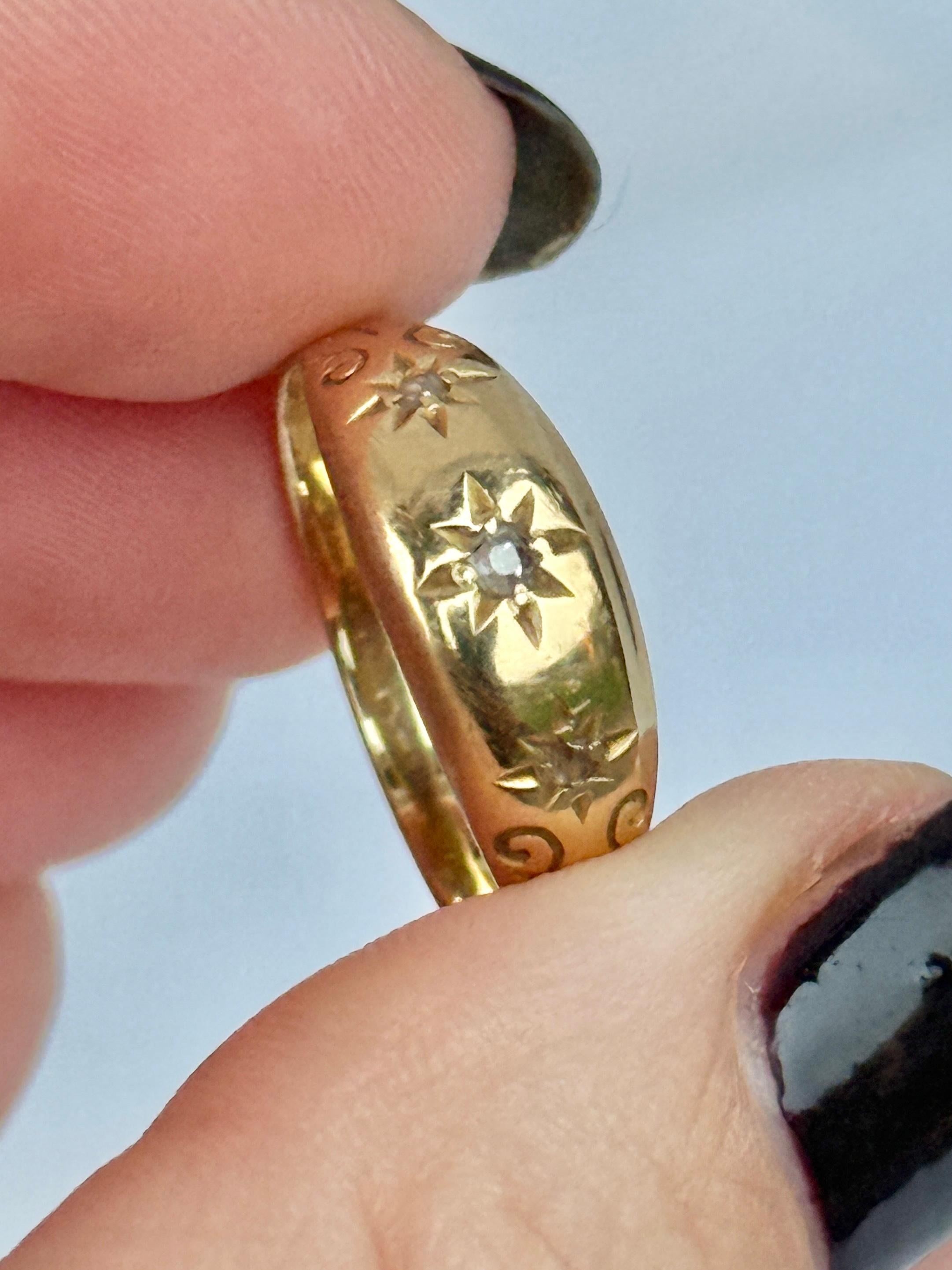 Questa splendida fascia in oro 9 ct contiene tre diamanti. Il totale dei diamanti di questo anello è  9pts. Il diamante centrale misura 8pt. 

Misura dell'anello: P 1/2 o 8 
Larghezza della banda: 7.5 mm 
Altezza dal dito: 2,5 mm

Peso: 2,7 g