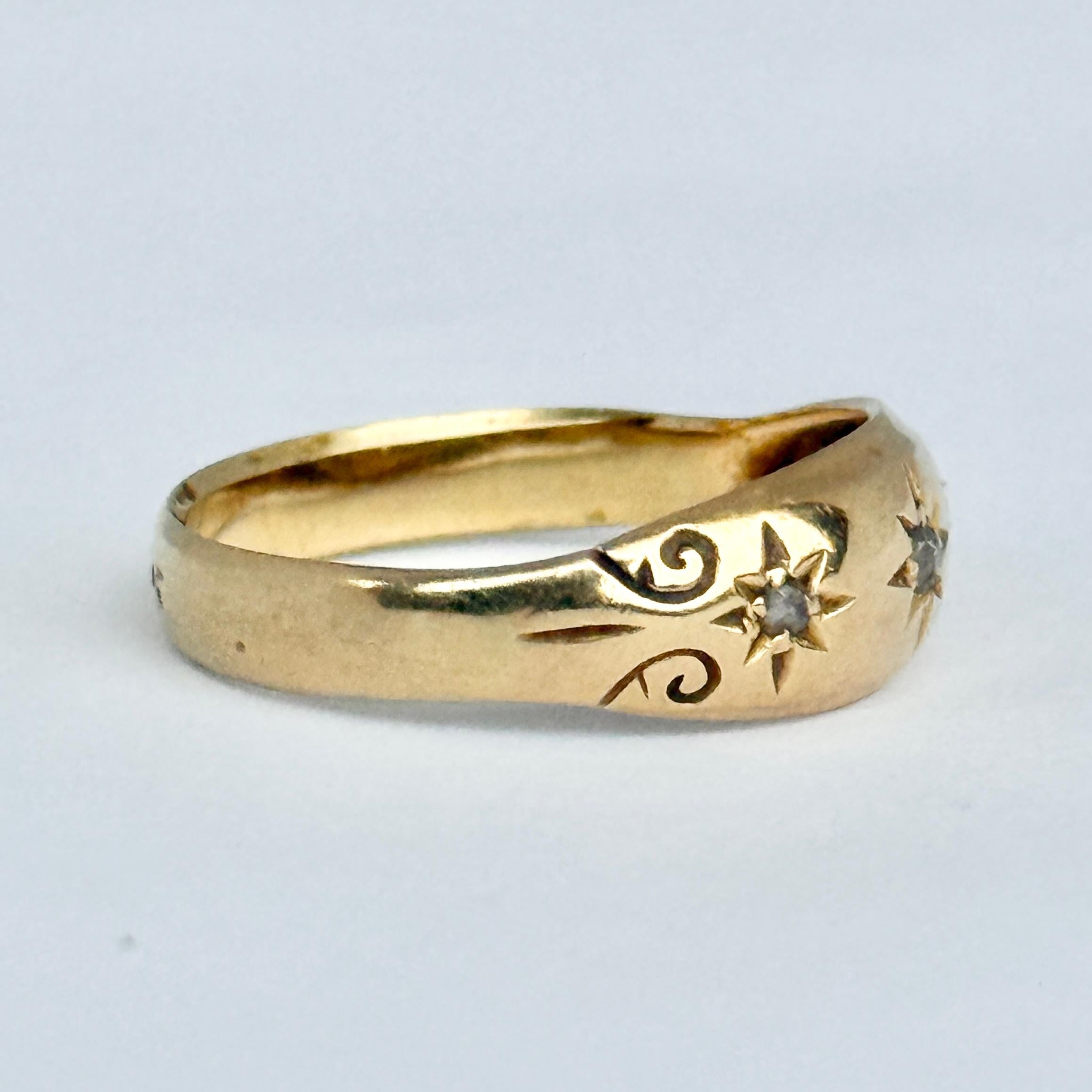 Taglio rotondo Anello vittoriano con diamanti e oro 9 carati con incastonatura a stella in vendita