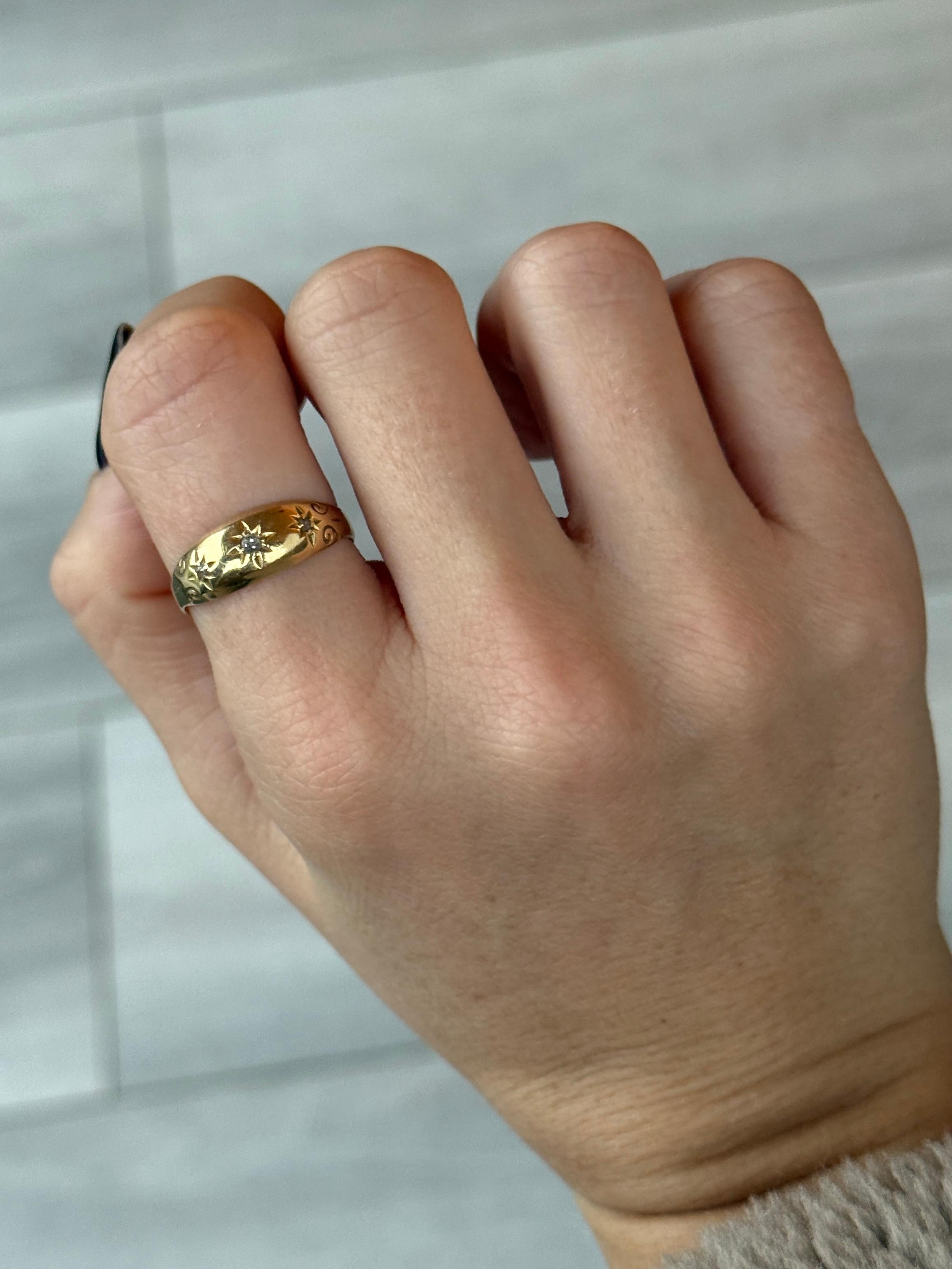 Anello vittoriano con diamanti e oro 9 carati con incastonatura a stella In condizioni buone in vendita a Chipping Campden, GB