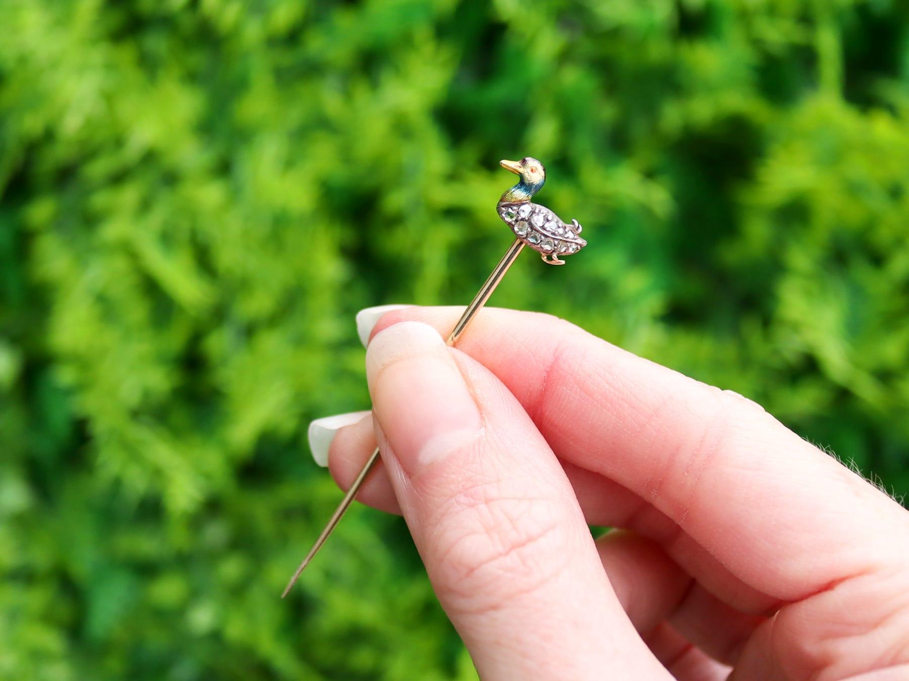 Un'impressionante spilla antica vittoriana con diamante da 0,21 carati e oro giallo da 14 carati a forma di anatra; fa parte delle nostre diverse collezioni di gioielli antichi e di gioielli di proprietà.

Questa raffinata e imponente spilla