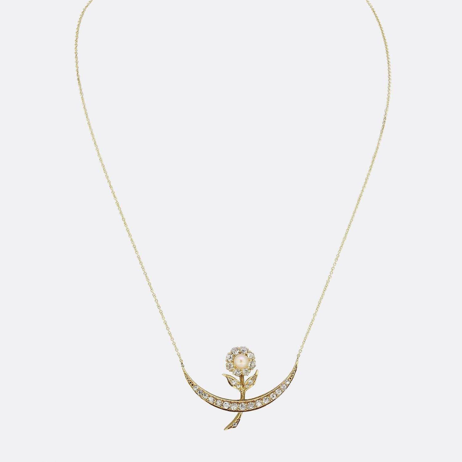 Ecco una meravigliosa collana vittoriana a forma di mezzaluna. Questo pendente antico presenta 15 diamanti rotondi sfaccettati di taglio antico, incastonati in un motivo a mezzaluna in oro 15ct con un fiore incastonato di diamanti e perle al centro.