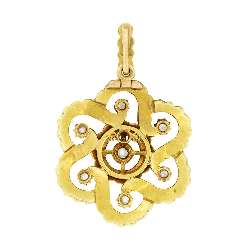 Risalente al 1880, questo bellissimo pendente vittoriano è ornato da una collezione di perle e diamanti. Realizzato in oro giallo 18 carati, il pendente è incentrato su un diamante centrale da 0,20 carati e su altri sei diamanti più piccoli da 0,10