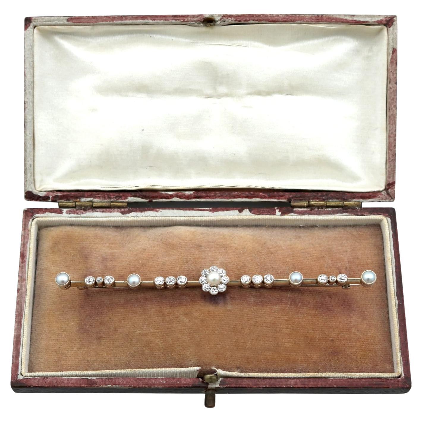 Broche victoriano de barra de oro amarillo con diamantes y perlas