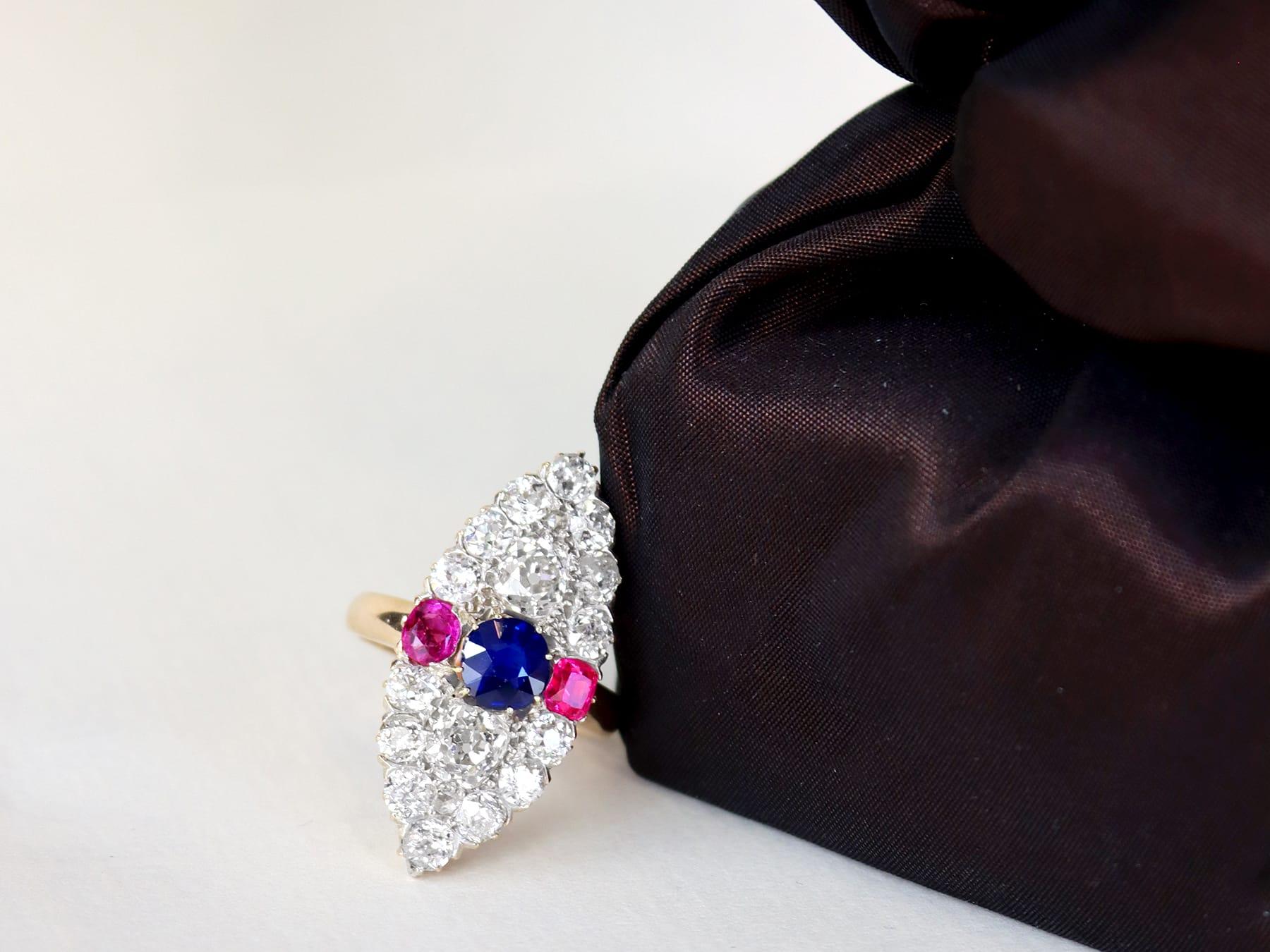 Eine beeindruckende antike viktorianische 4,34 Karat Diamant und 1,26 Karat Saphir, 0,85 Karat Rubin und 17 Karat Gelbgold, Silber gesetzt navette förmigen Ring; Teil unserer vielfältigen antiken Nachlass Schmuck Sammlungen.

Dieser atemberaubende,