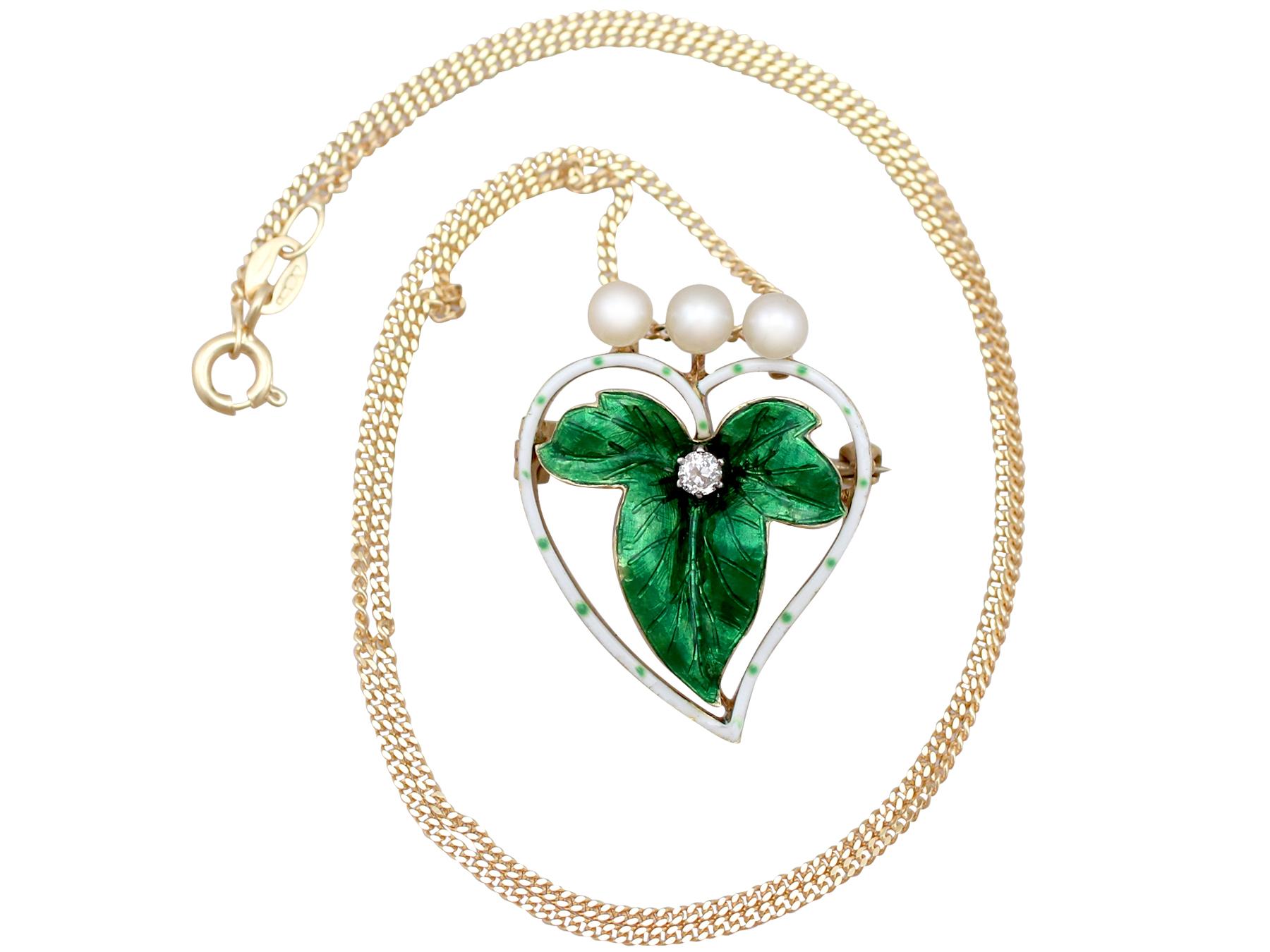 Impressionnant pendentif / broche ancien en diamant de 0,05 carat, perle de rocaille, émail et or 18 carats, faisant partie de nos diverses collections de bijoux anciens et de bijoux de succession.

Ce pendentif victorien fin et impressionnant a été