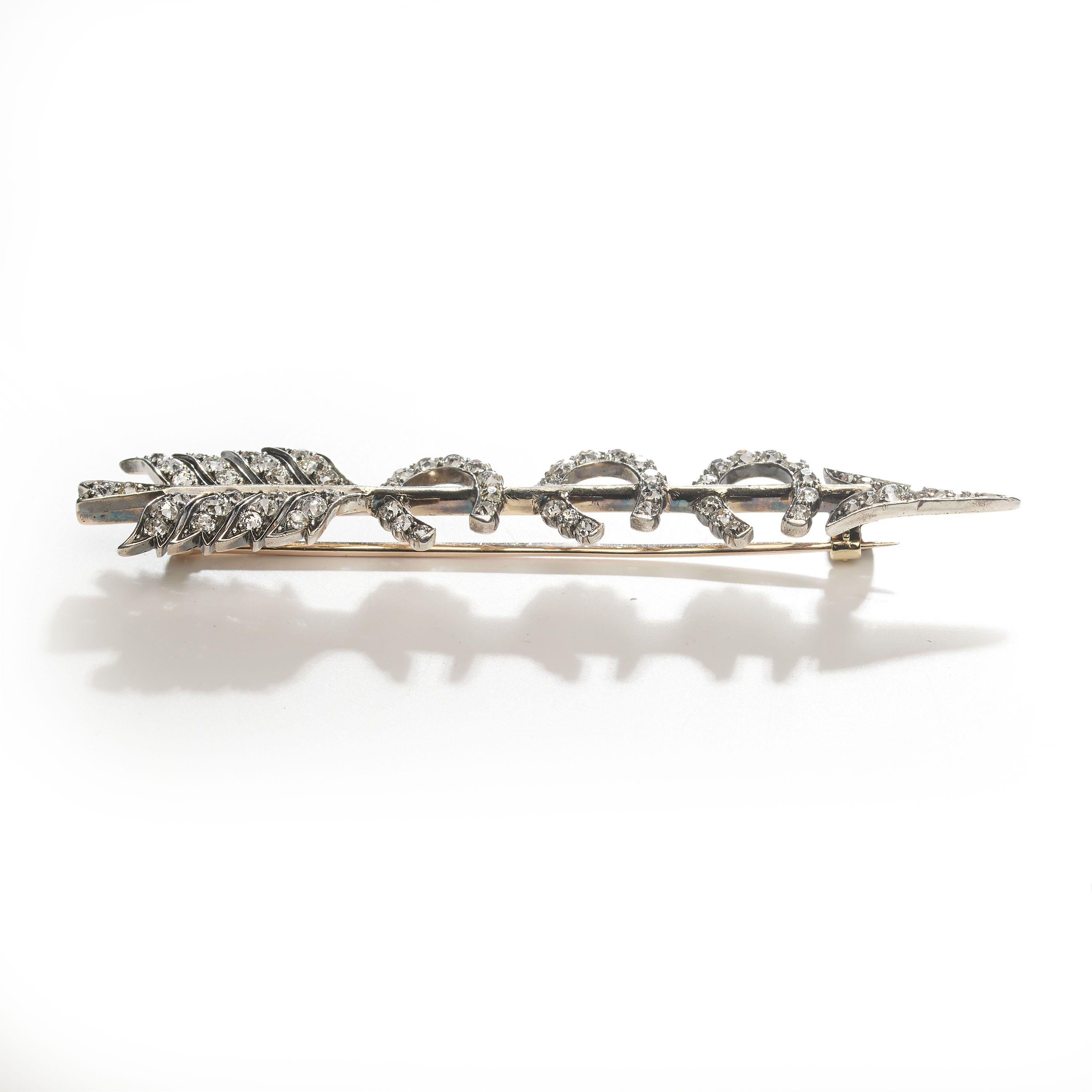 Victorian Diamond And Silver Upon Gold Triple Horseshoe Arrow Brooch, 4.00 Carat In Good Condition In London, GB