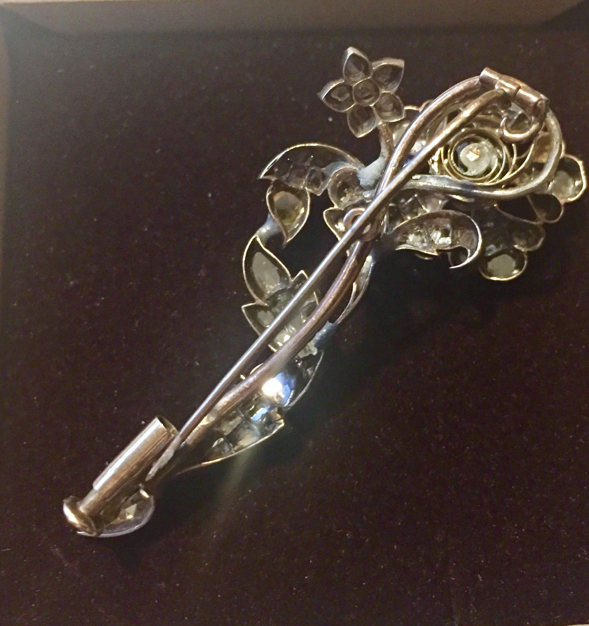 brooch with central flower that moves entremblant,  with an excellent Sicilian workmanship with the typical construction of 18kt gold and in the upper part of the silver where the rose-cut diamonds are set.
with small antique restoration in the