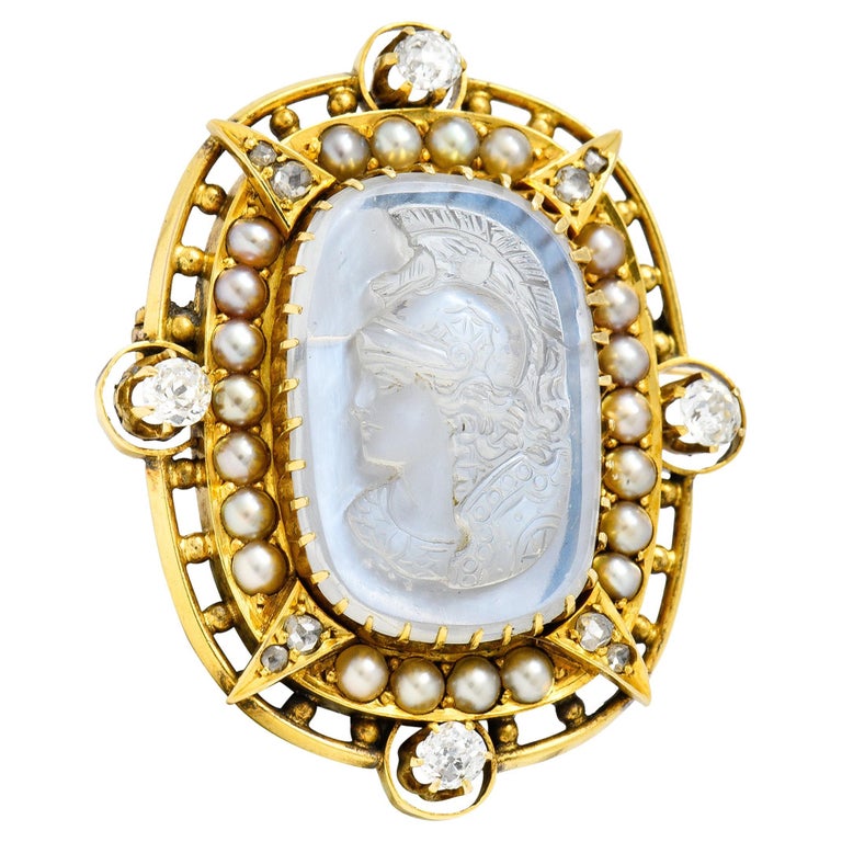 Broche ancienne camée d'Athènes en or 18 carats avec diamants et pierre de  lune sculptée, style victorien En vente sur 1stDibs
