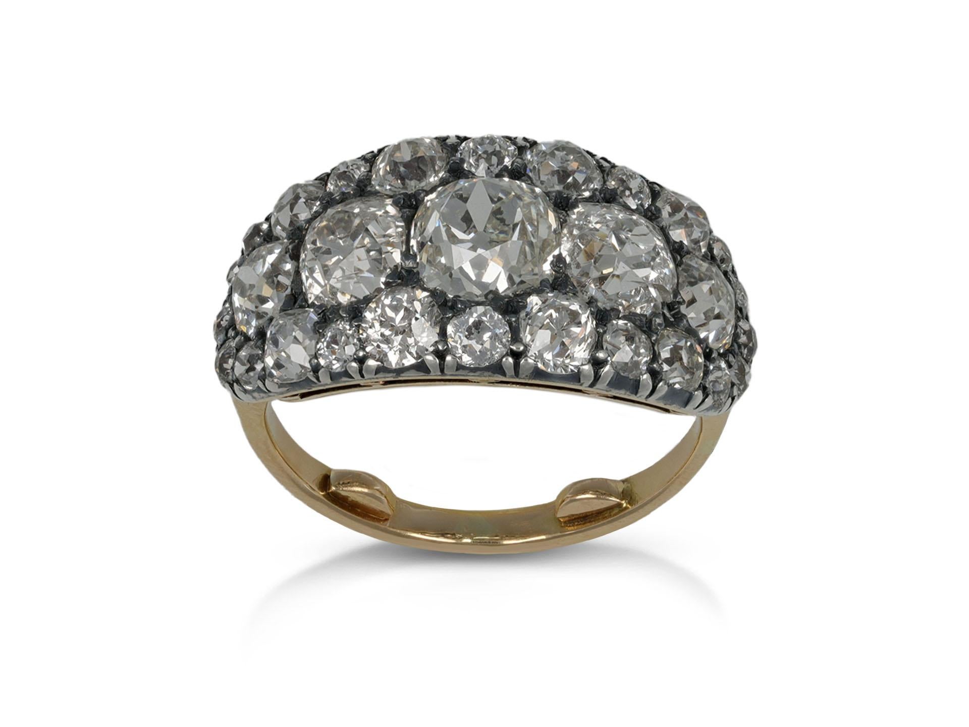 Bague victorienne à cinq pierres et diamants. Au centre, à l'horizontale, un diamant de forme coussin provenant d'une mine ancienne en serti clos d'un poids approximatif de 1,25 carat, flanqué de quatre diamants de forme coussin provenant d'une mine