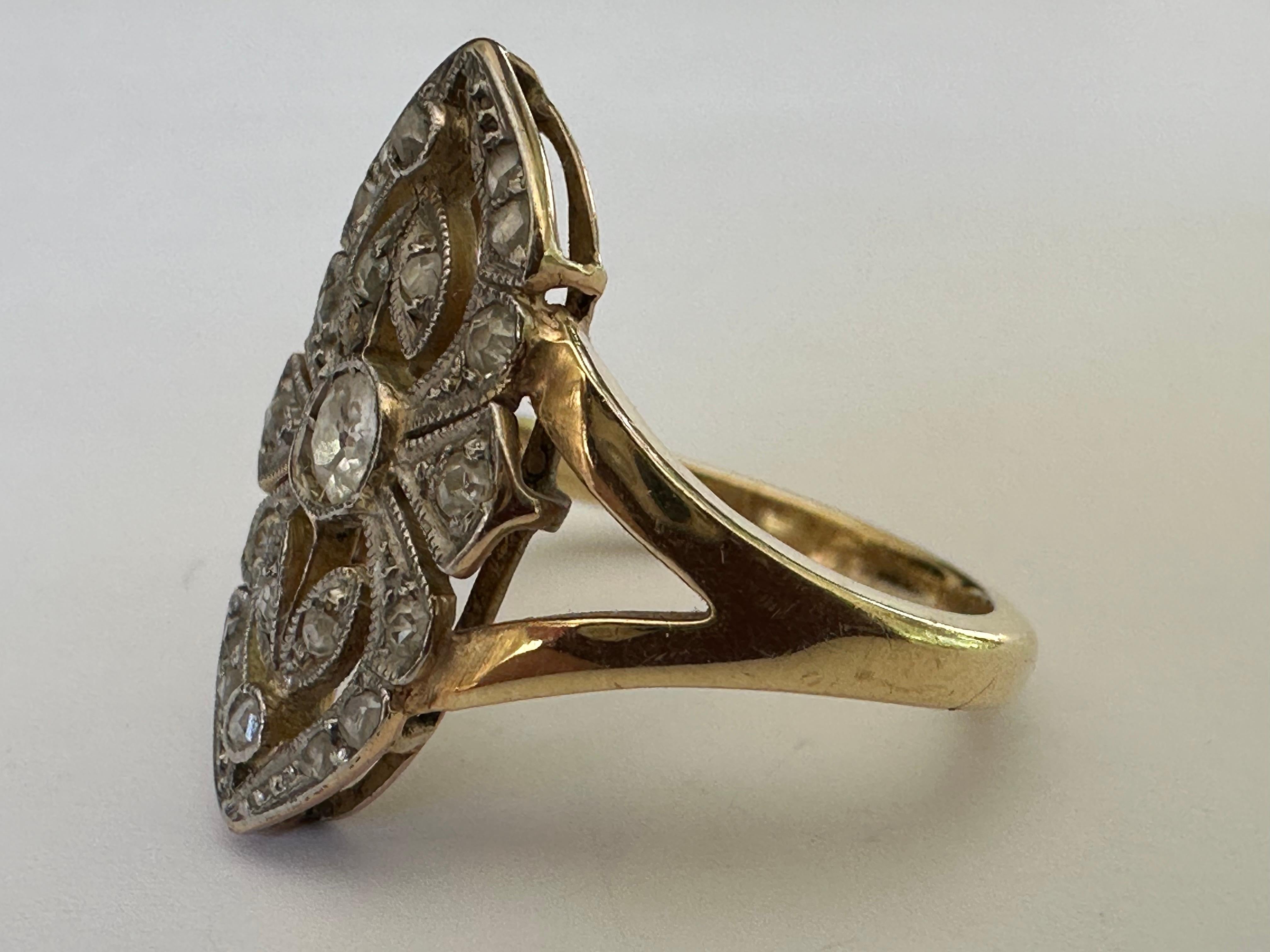 Questo antico anello vittoriano bicolore presenta una montatura traforata a forma di navette impreziosita da un mix di circa 1,00 carati di diamanti taglio rosa e taglio Old-Mine incastonati in platino su un nuovo gambo diviso in oro giallo 14K.