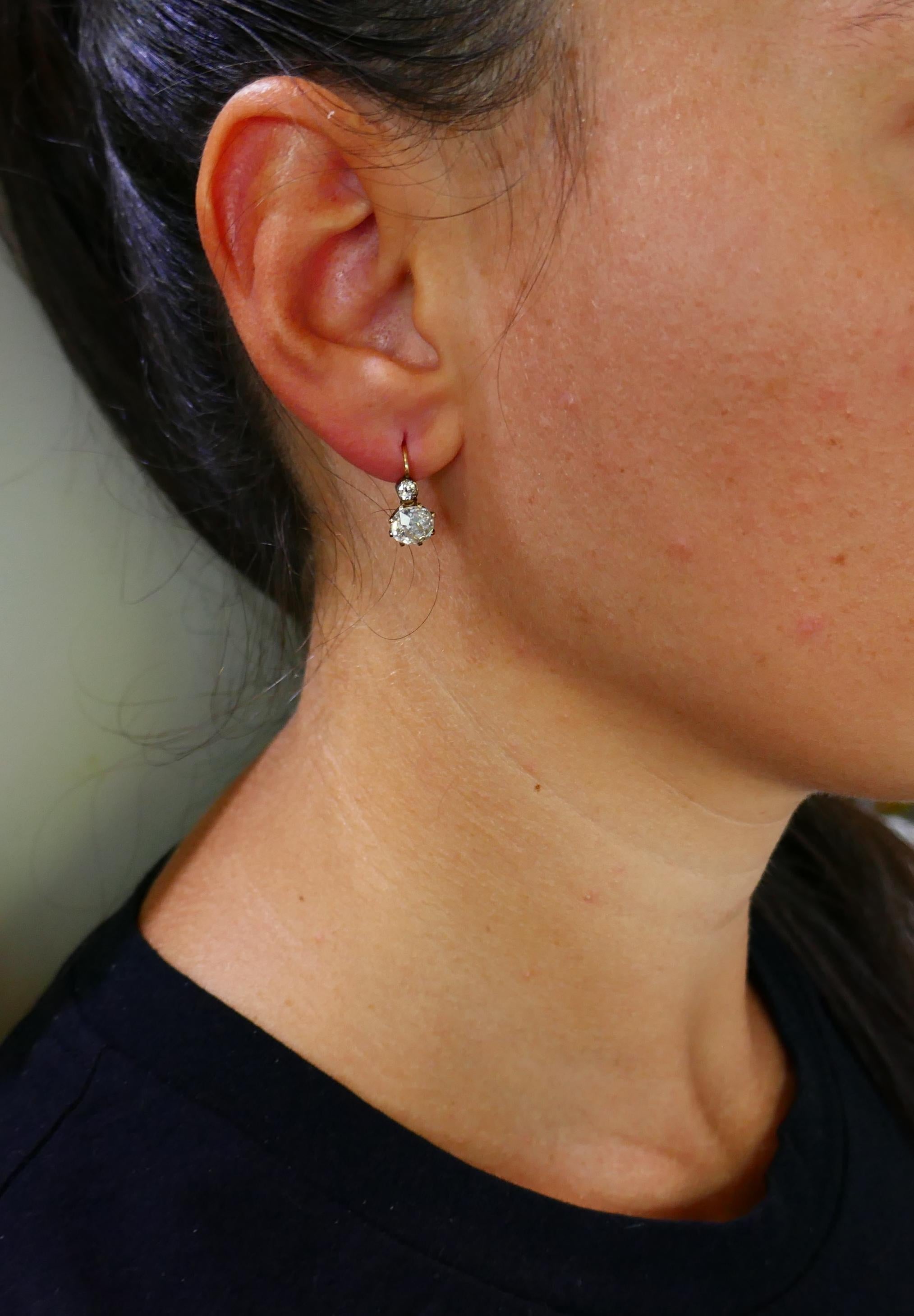 Wunderschöne viktorianische Ohrringe aus Diamant und 14 Karat (geprüft) Gelbgold mit zwei Steinen. Die Diamanten sind im alteuropäischen Schliff. Die obersten Diamanten haben jeweils etwa 0,10 Karat. Die unteren Diamanten wiegen etwa 1,50 Karat
