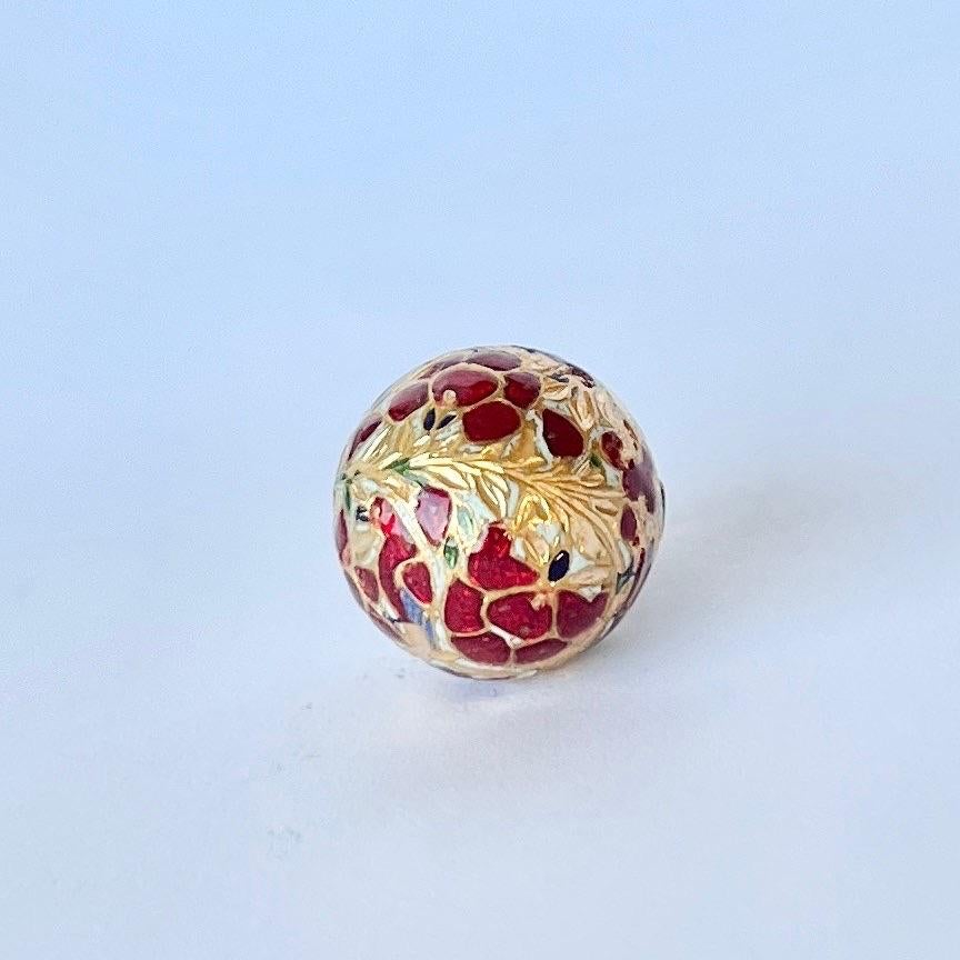 Questo splendido ciondolo è realizzato in oro 22ct e presenta dettagli in smalto. In cima alla sfera c'è un'aureola di diamanti taglio rosa. 

Dall'alto verso il basso: 15 mm

Peso: 8,2 g