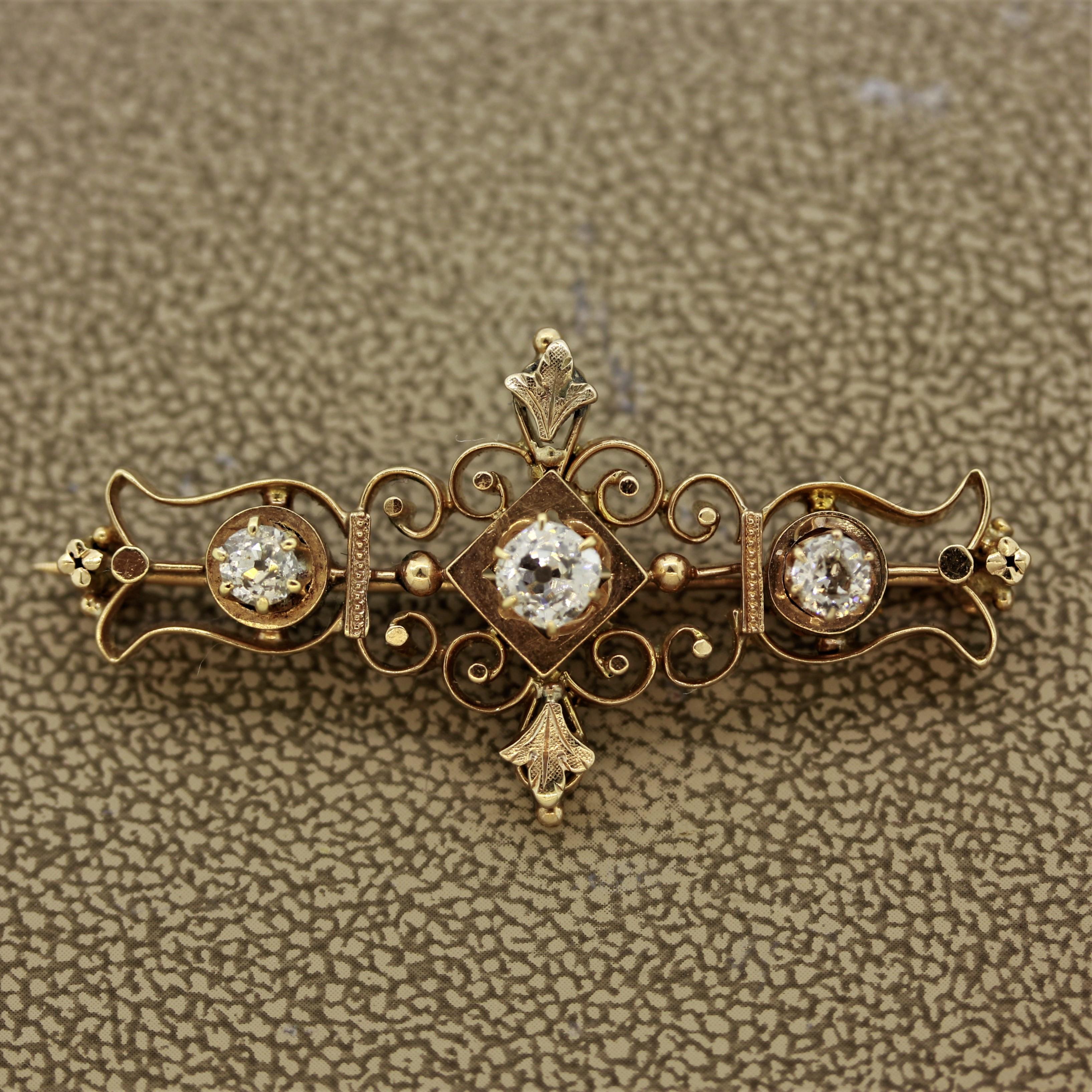 Élégante antiquité de la fin du XIXe siècle, cette épingle victorienne est ornée de trois diamants ronds de taille ancienne pesant au total 0,75 carat. La pièce présente des caractéristiques naturelles et des filigranes sur le pourtour, à la manière