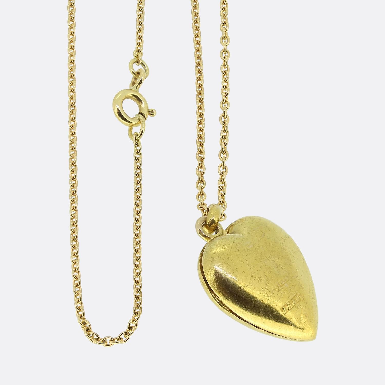 Nous avons ici un magnifique collier pendentif en forme de médaillon serti de diamants. Ce pendentif antique a été réalisé en or jaune 15ct en forme de petit cœur d'amour et serti d'un duo de diamants taillés en rose. Cette pierre focale est ensuite