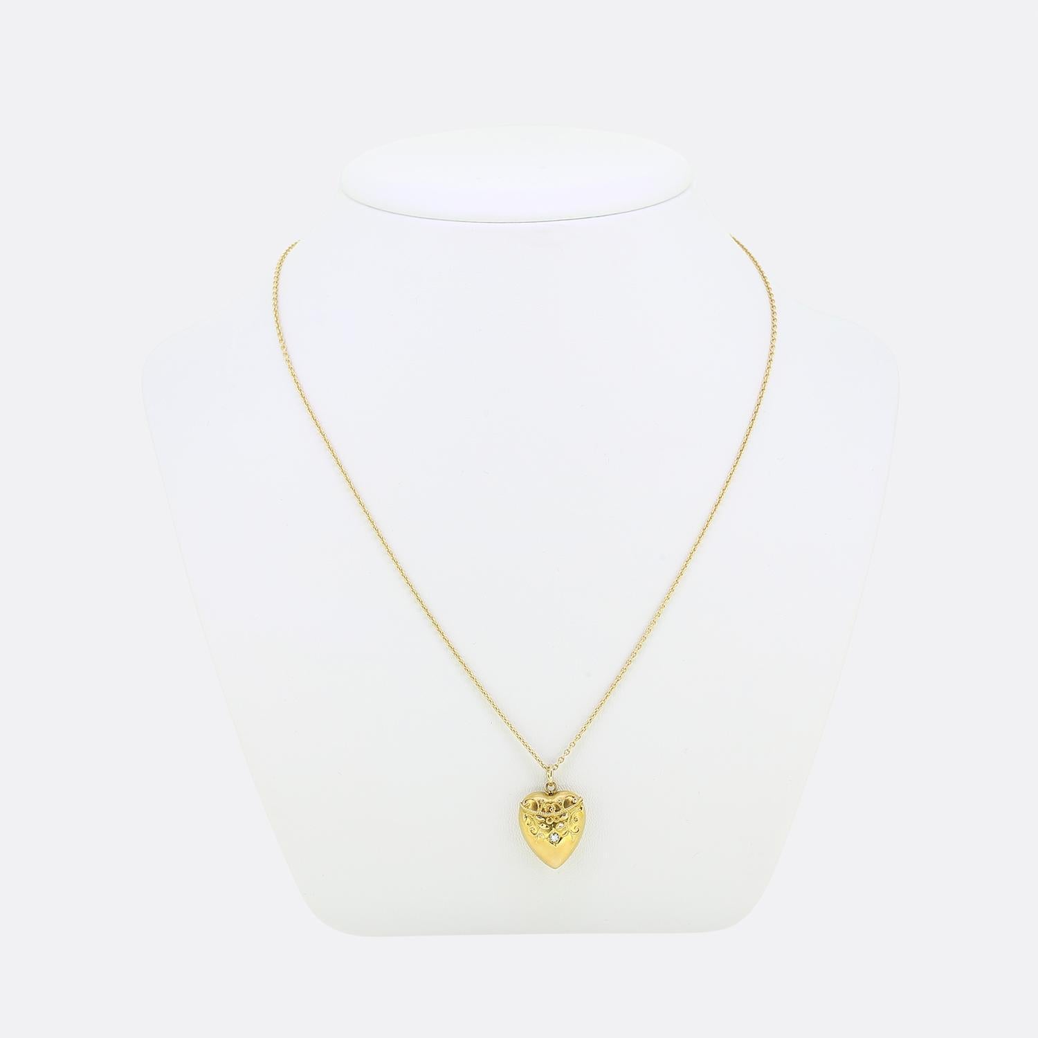 Nous avons ici un magnifique collier à pendentifs en diamants. Ce pendentif antique a été réalisé en or jaune 18 ct en forme de petit cœur d'amour et serti d'un diamant rond à facettes de taille ancienne. Cette pierre focale est ensuite surmontée