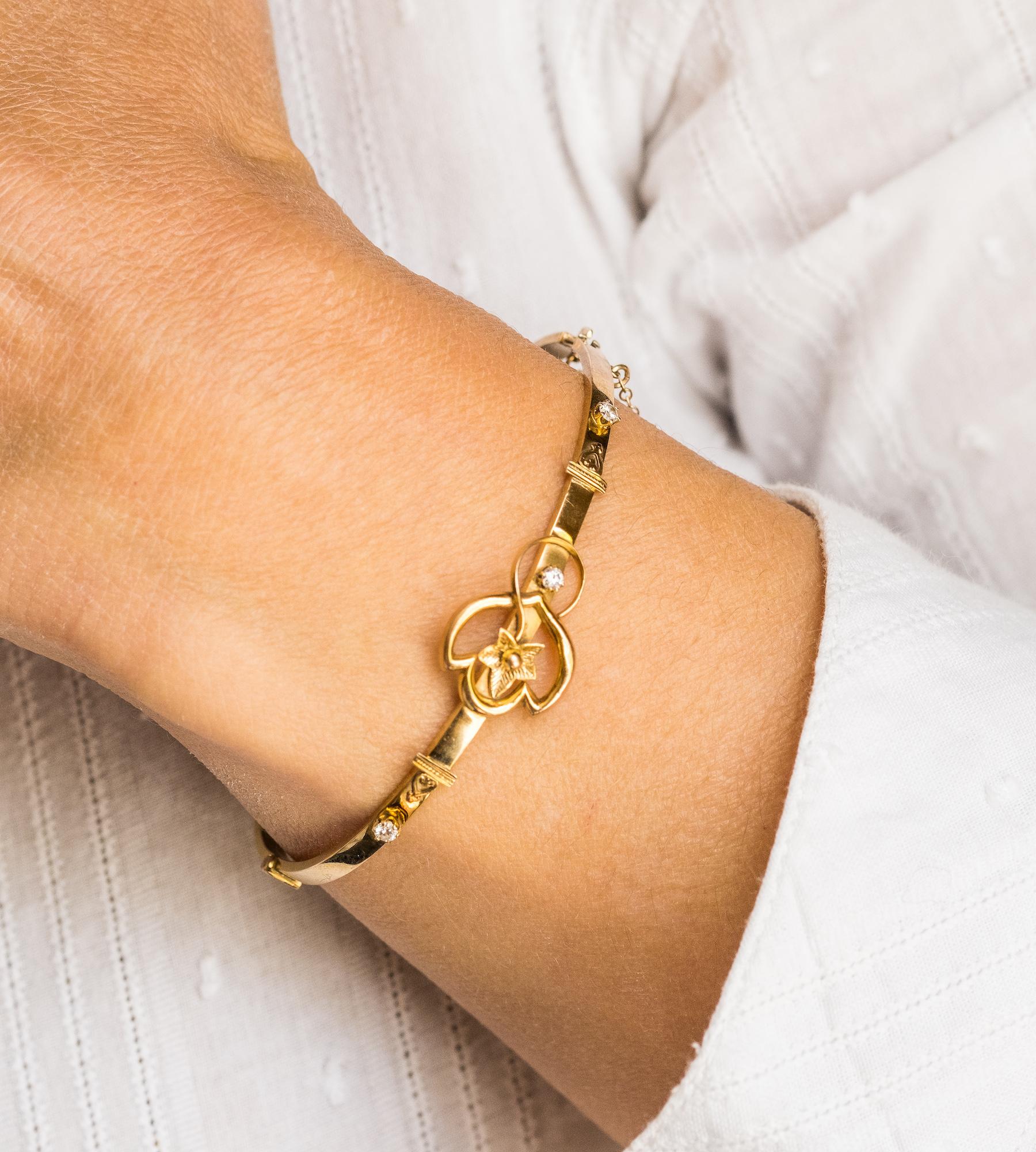 Un exquis bracelet cannetille en or 9ct de la fin de l'époque victorienne, au design complexe, comportant trois diamants taillés à l'ancienne et bien assortis. 
Le magnifique détail central en lierre symbolise l'amour éternel, l'immortalité et la