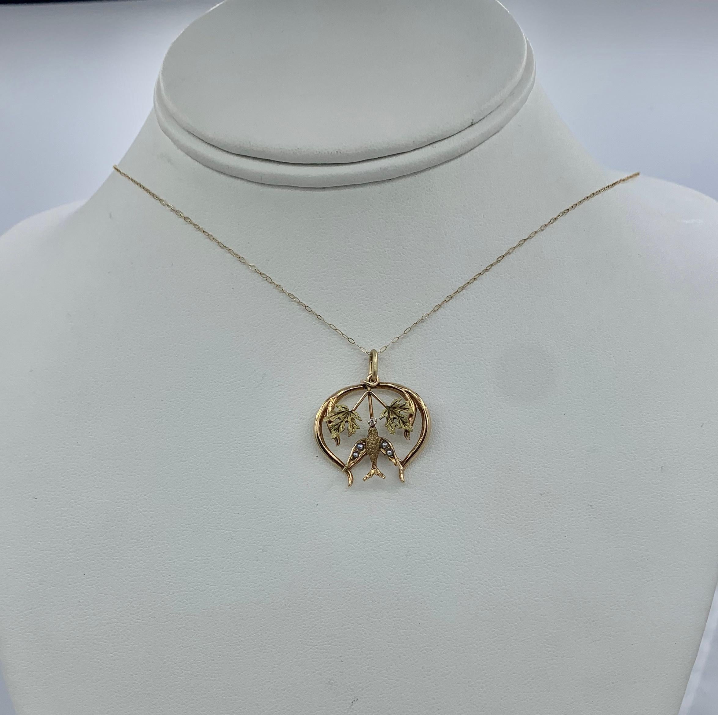 Viktorianische Diamant-Perlen-Vogelblatt-Anhänger-Halskette, Grüngold, Schwalbentaube (Rundschliff) im Angebot
