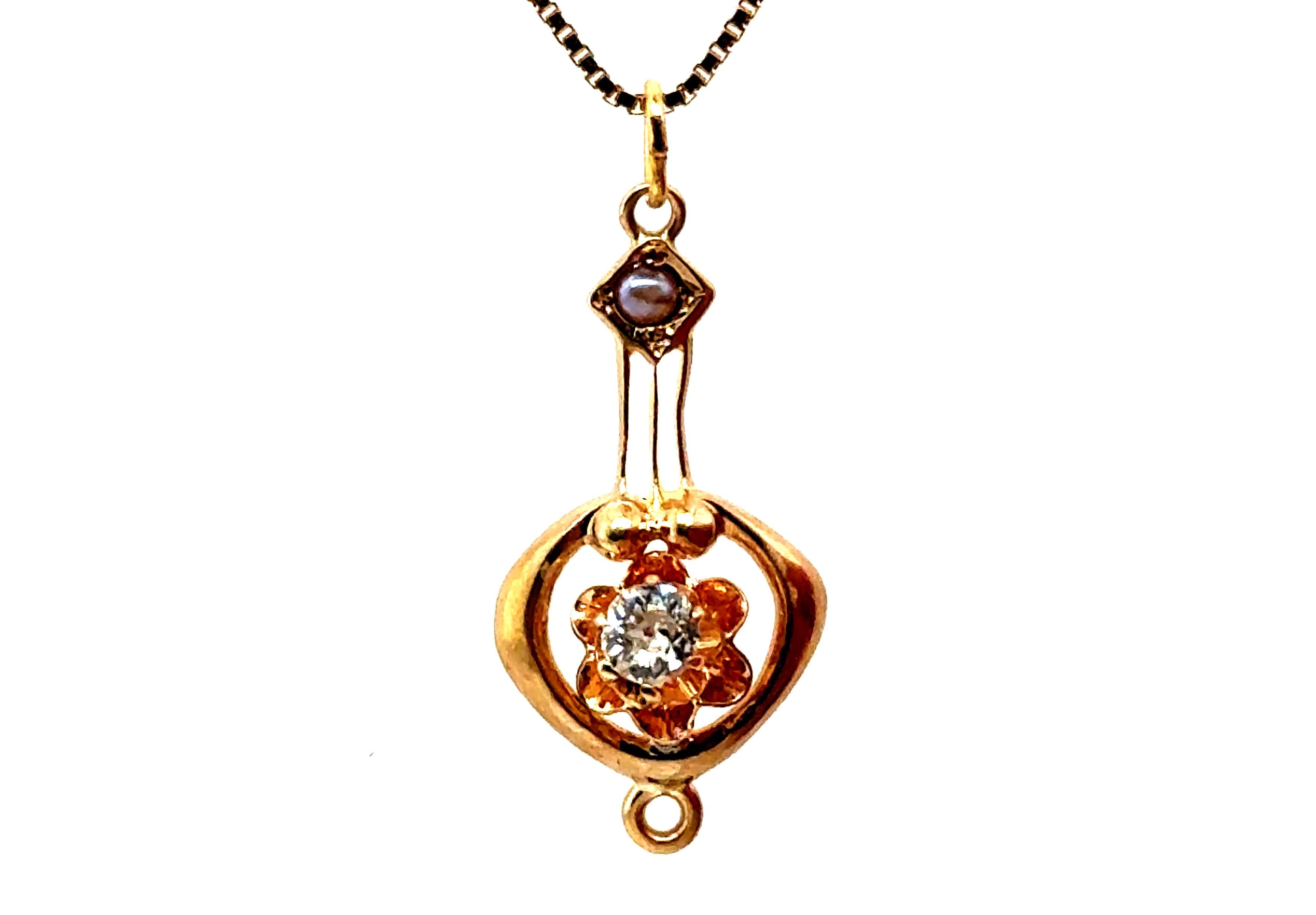 Echtes Original Antik aus den 1900er Jahren viktorianischen Diamant Perle Lavalier Anhänger Halskette 14K Old Mine Cut



Ein echter natürlicher Diamant im Minenschliff

Akzentuiert mit Seed Pearl

Dieser Anhänger ist über 120 Jahre alt

Fabelhafte