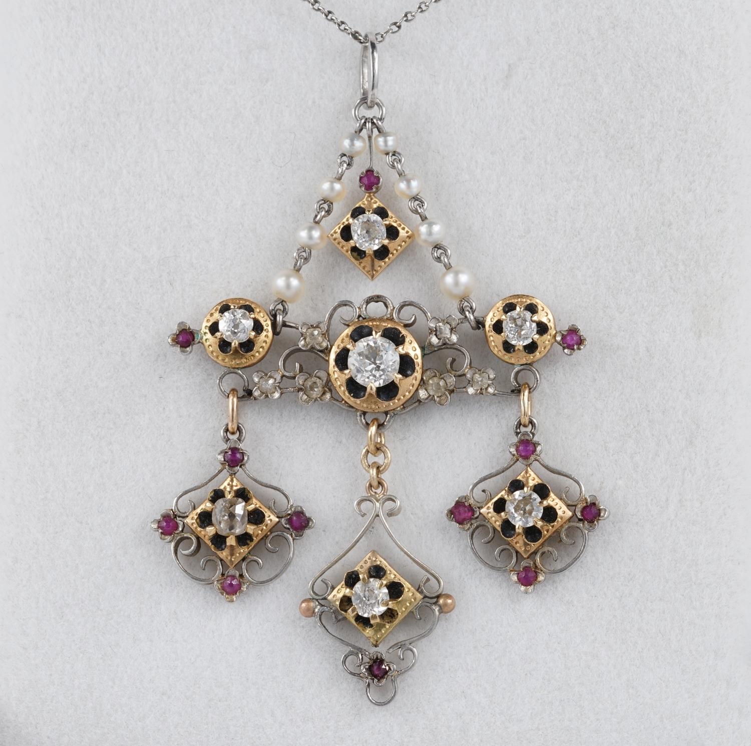 This beautiful Renaissance revival Holbeinesque necklace is 1890 ca
Artful hand made of solid 18 Kt gold, platinum portions
Holbeinesque Renaissance jewellery was rediscovered by Victorian jewellers and their patrons, reviving a fashion that