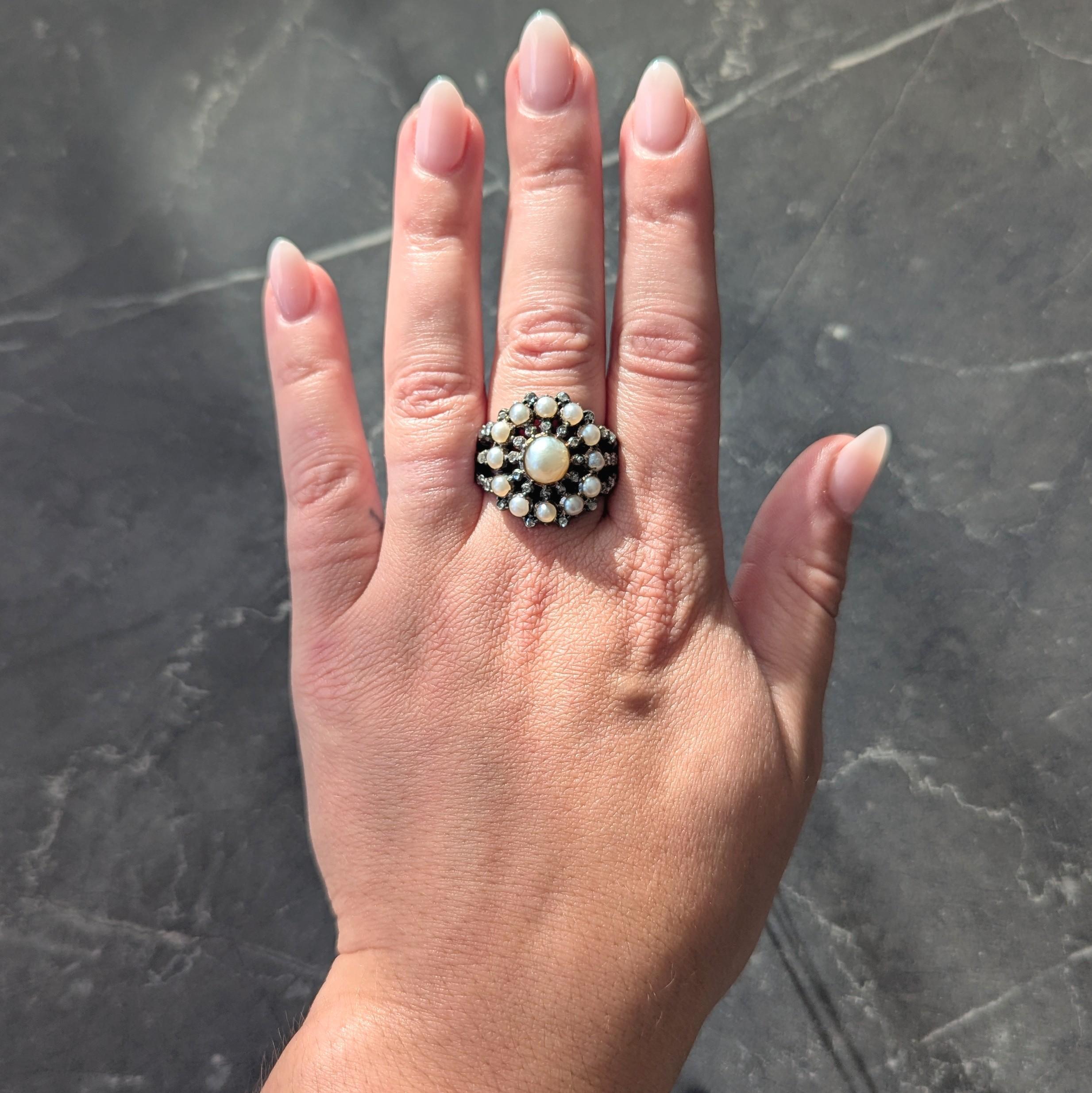 Disegnato come un grappolo con motivo a scoppio radiale trafitto e ricoperto d'argento sterling.
Al centro una perla mabé rotonda di 8,0 mm - crema con forte iridescenza
Con perle rotonde da 4,5 mm come contorno dell'aureola, ben abbinate al