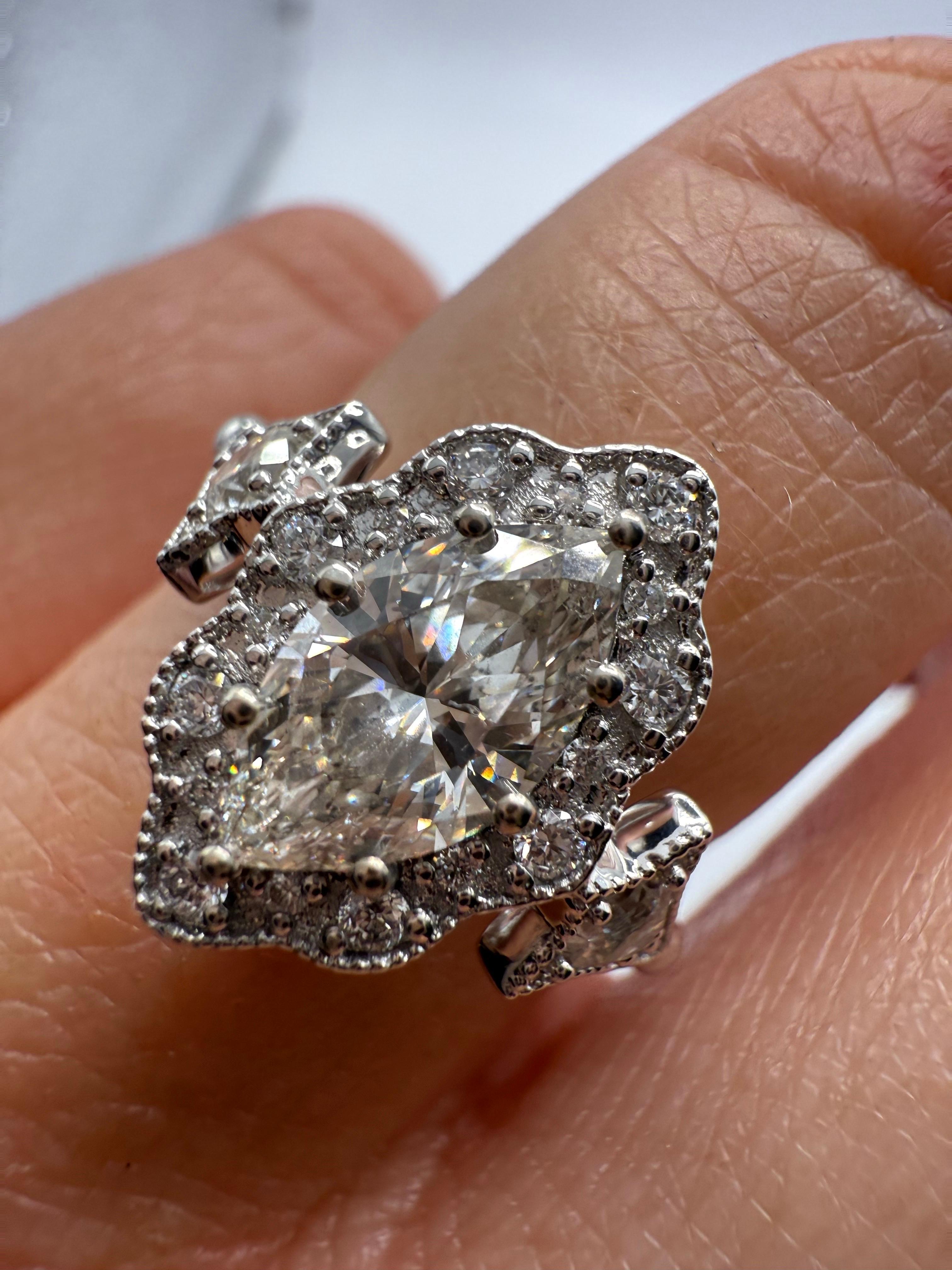 Bague victorienne en or blanc 14 carats avec diamant marquise en vente 1