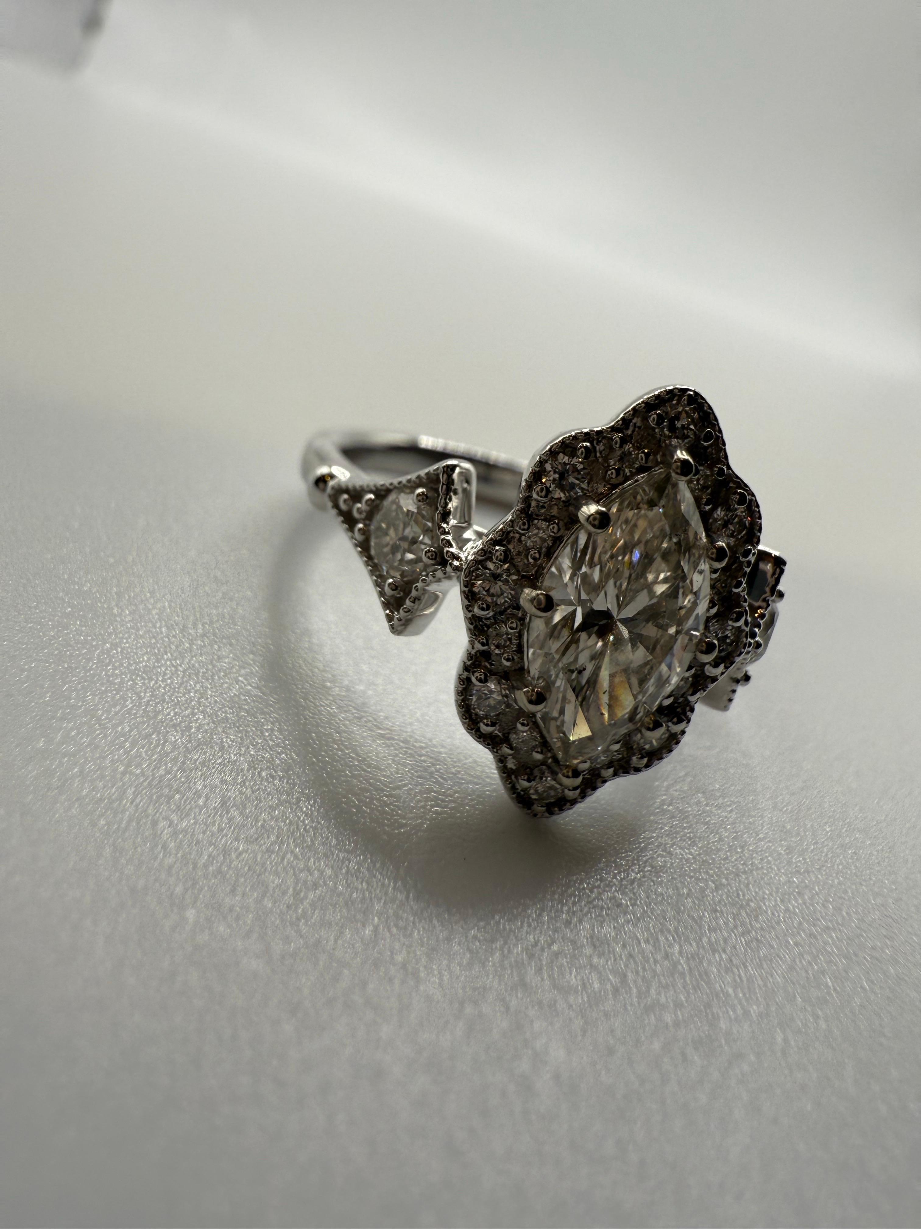 Bague victorienne en or blanc 14 carats avec diamant marquise en vente 3