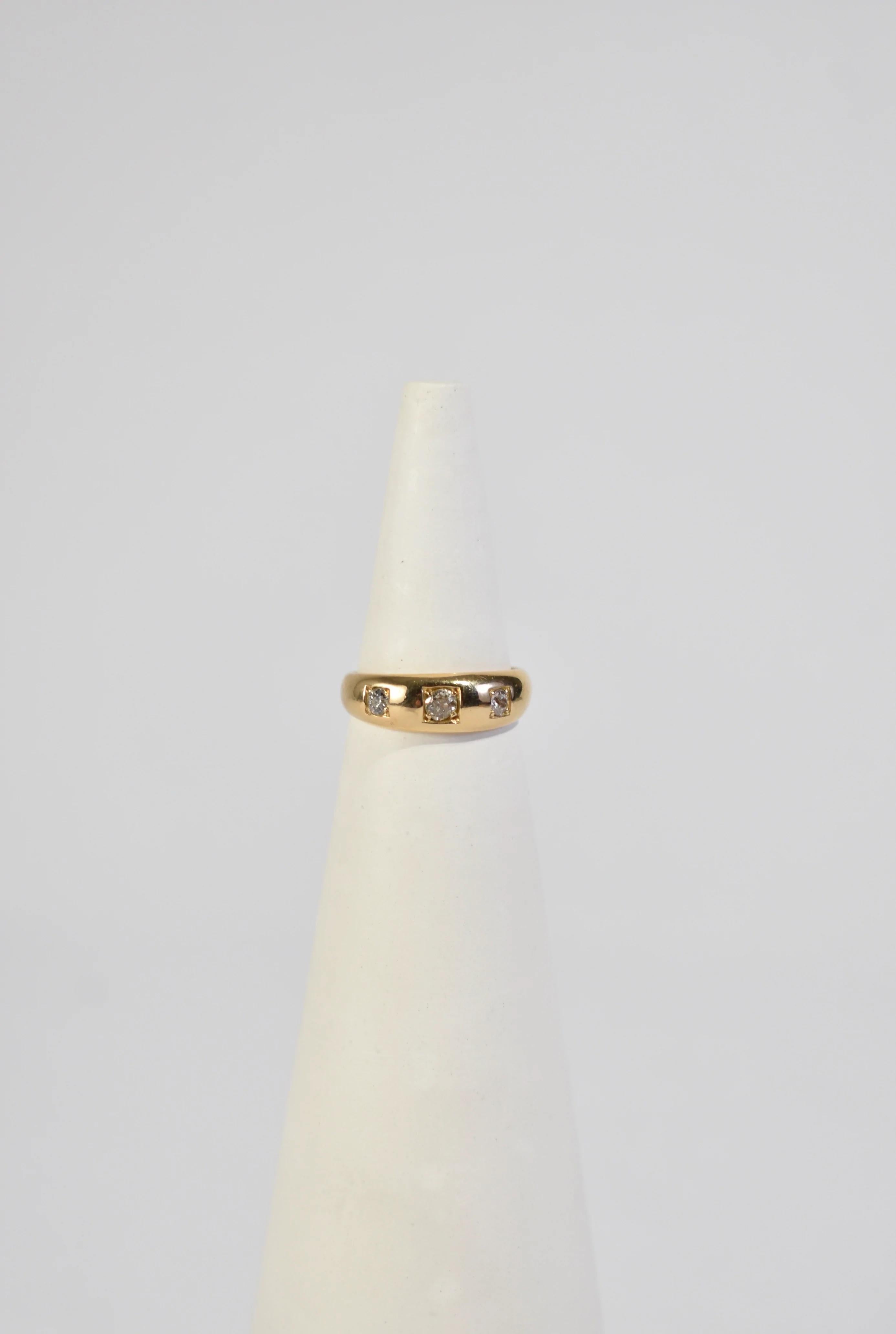Stunning, Victorian Era 18k gold ring with three old cut diamonds in square shaped settings. 

Material: 18k gold, diamond.