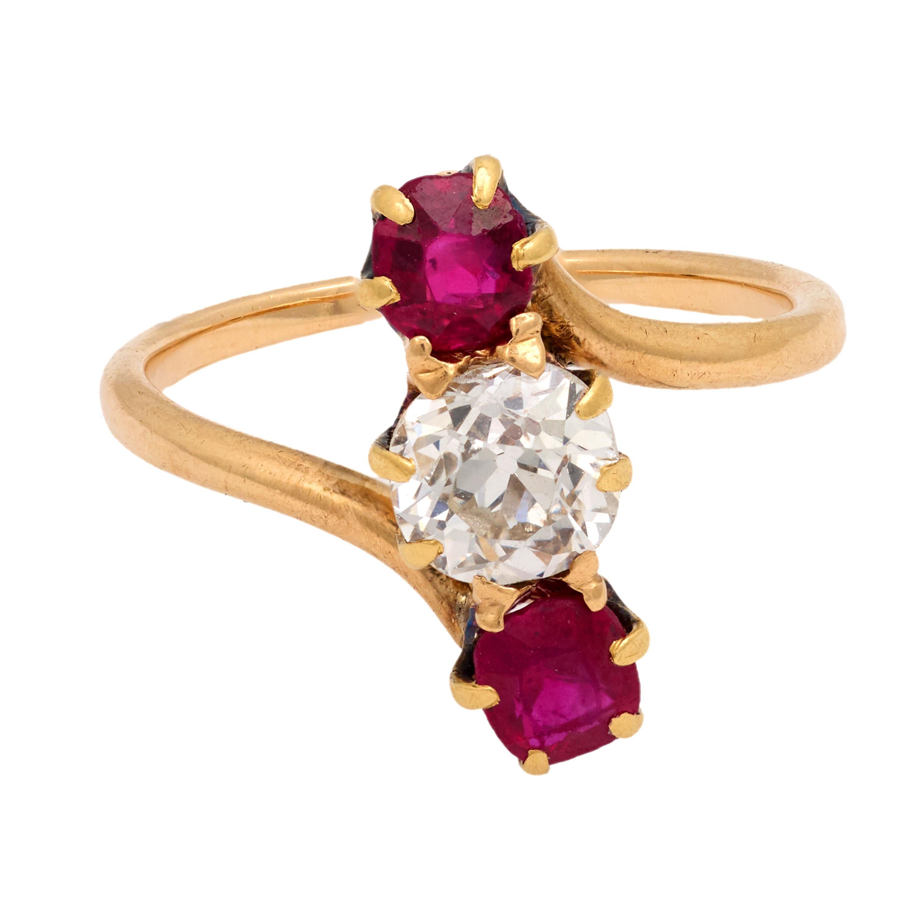 Victorien Victorian diamond ruby 14k yellow gold three stone ring en vente