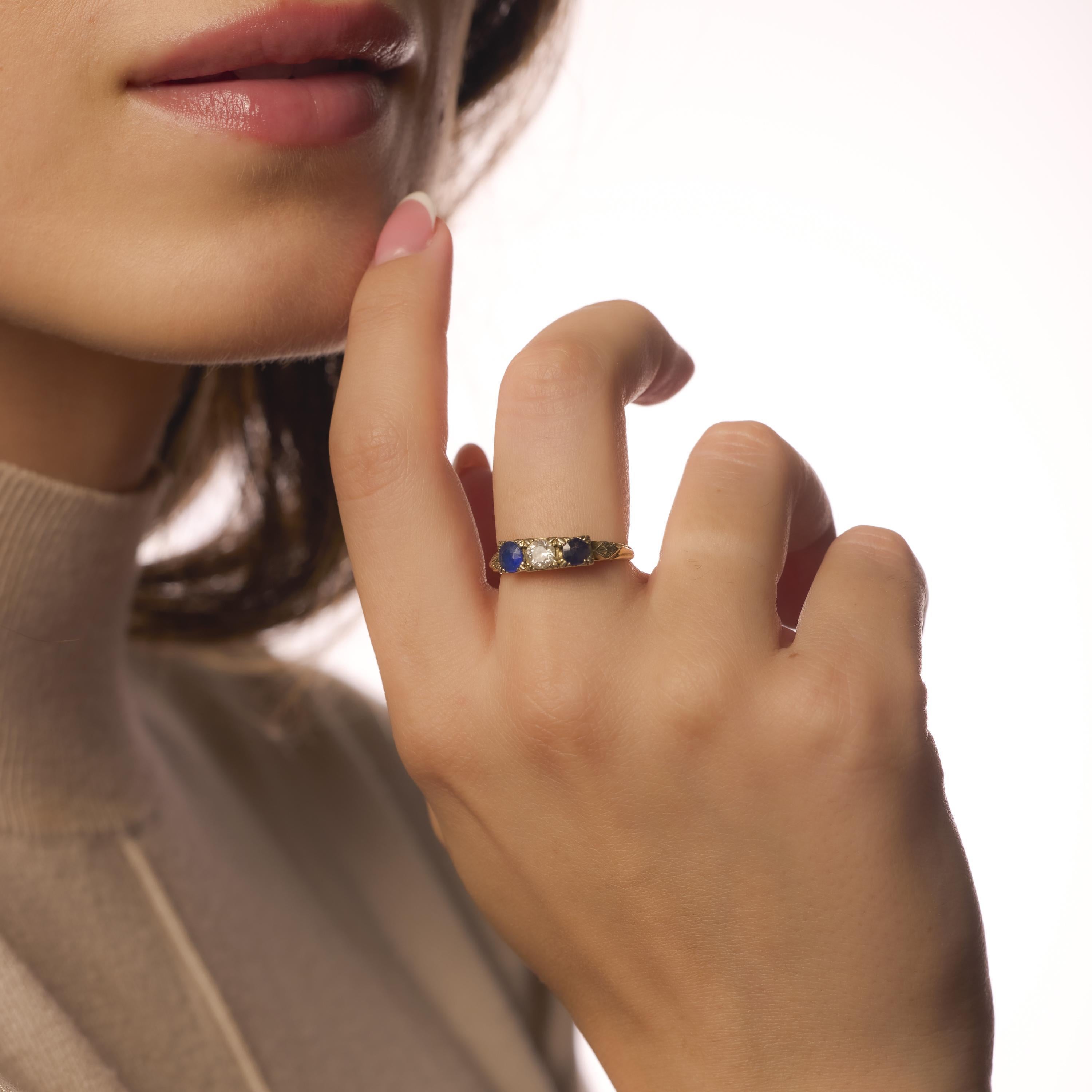 Victorian diamond sapphire 14k yellow gold 3 stone ring In Good Condition For Sale In Beverly Hills, CA