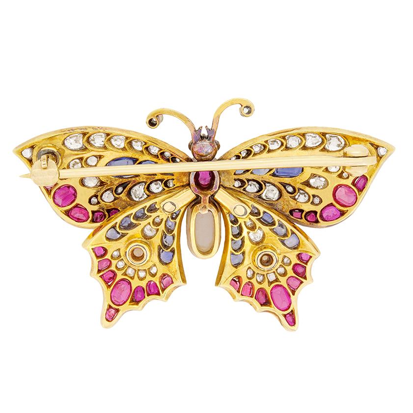 Eine unglaubliche Mischung aus Diamanten, Saphiren, Rubinen und Opalen schmückt diese handgefertigte Schmetterlingsbrosche aus der viktorianischen Ära. Der Körper des Schmetterlings besteht aus einem schillernden Opal, der unter einem einzelnen