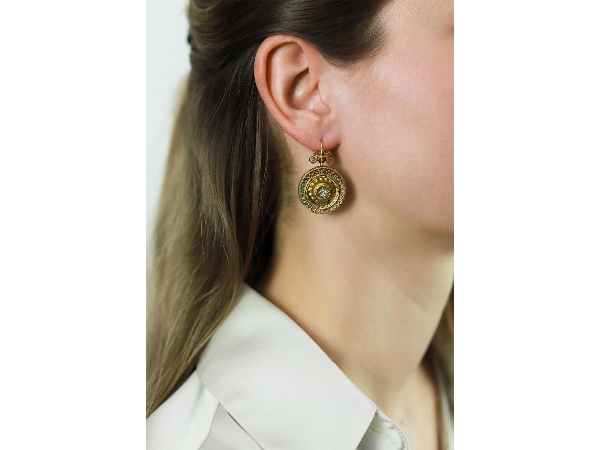 Victorian diamond set brooch and earring suite, circa 1860. For Sale 5