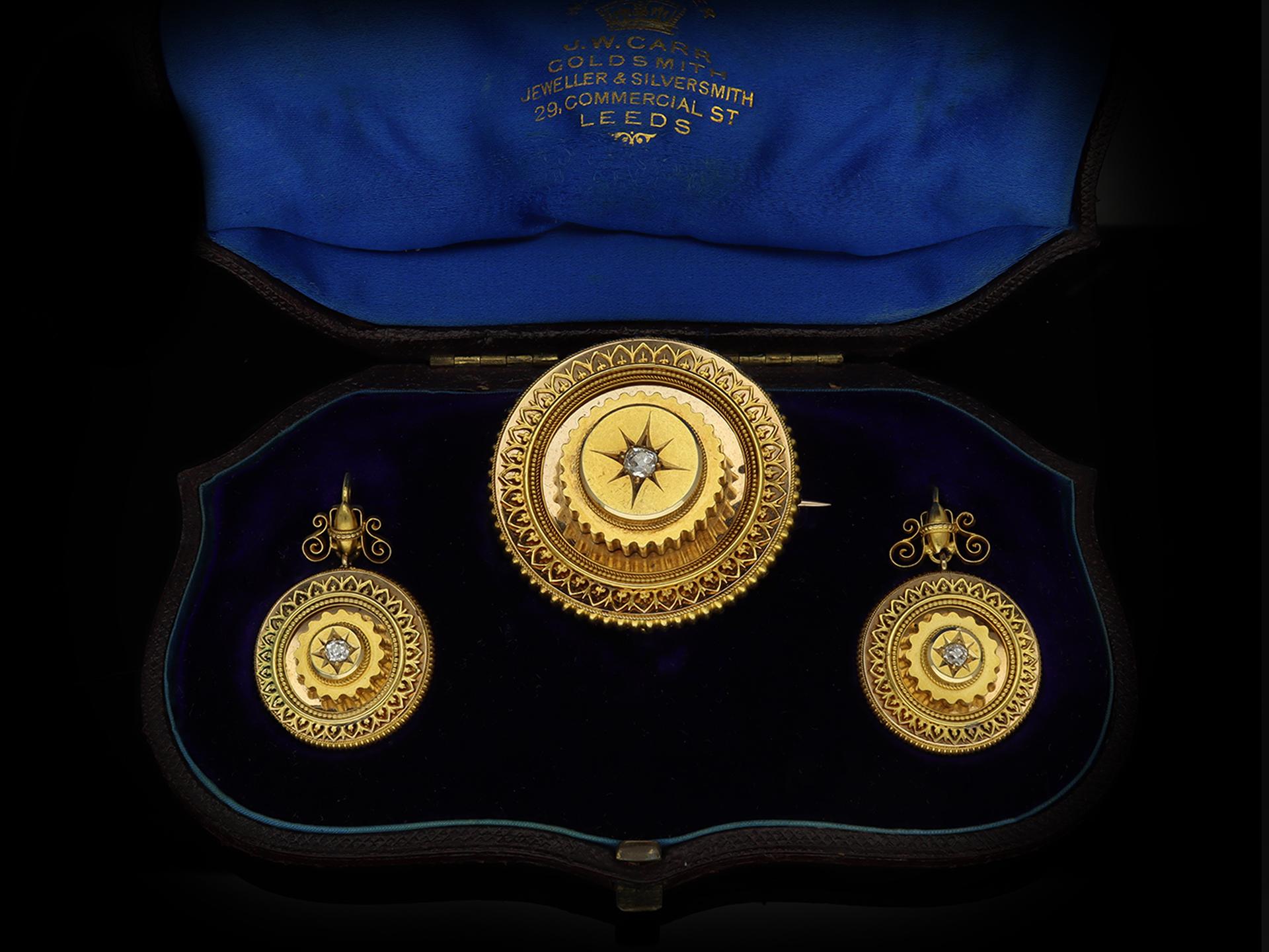 Victorian diamond set brooch and earring suite, circa 1860. For Sale 4