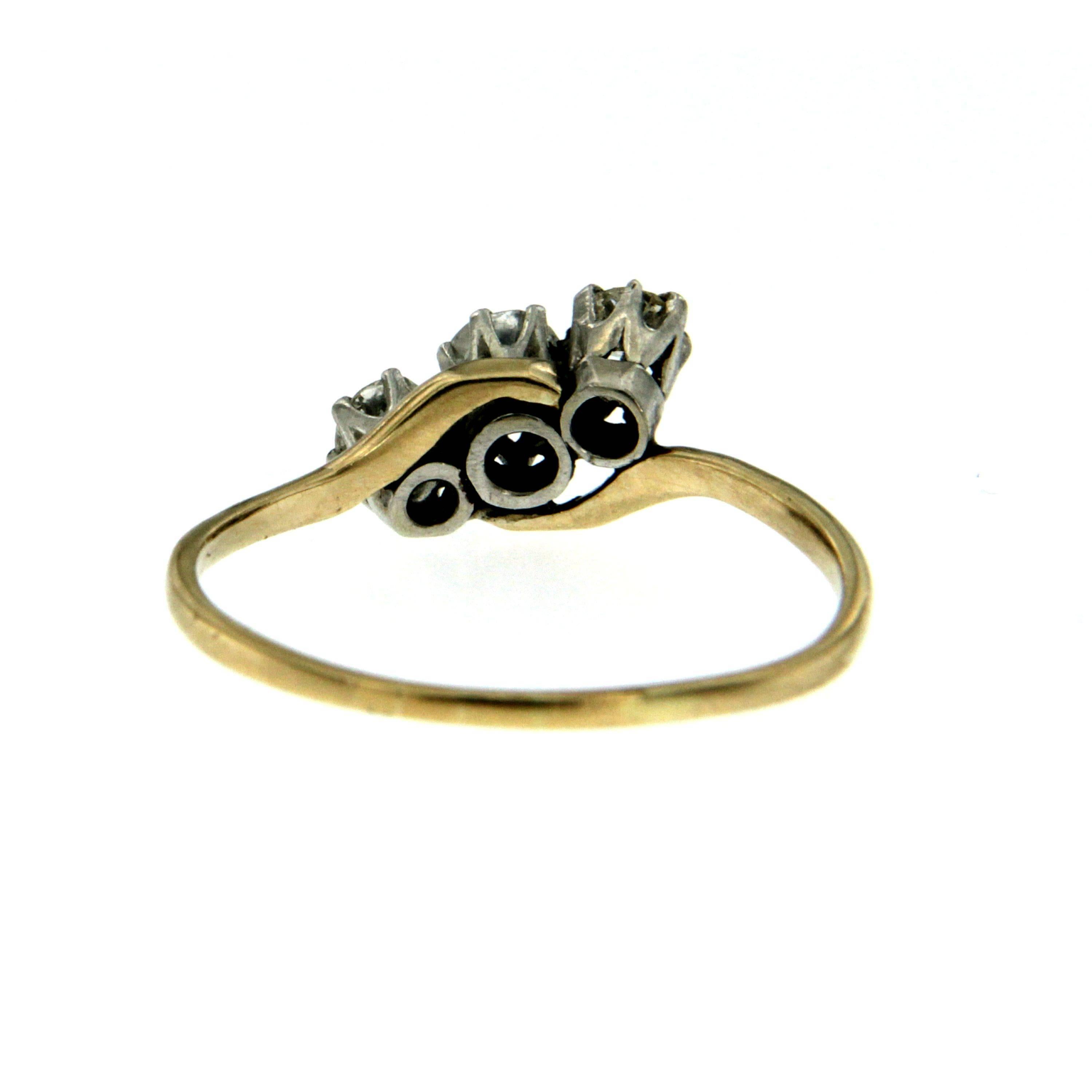 Victorian Diamond Three-Stone Gold Ring In Excellent Condition In Napoli, Italy