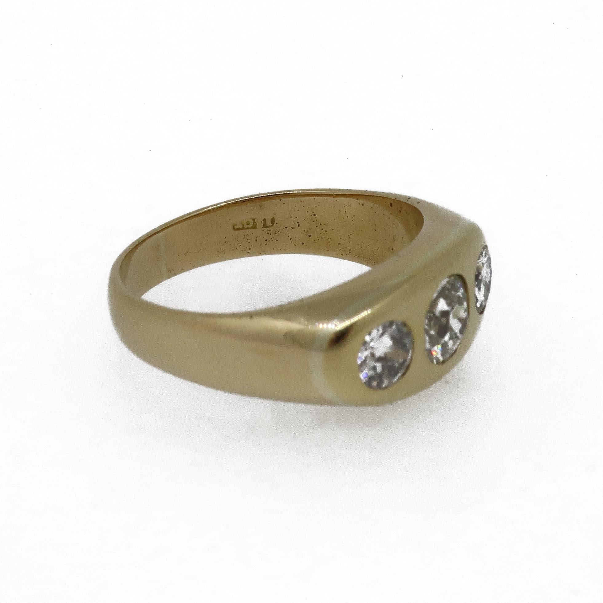 Victorian Diamond Three Stone Ring 18 Karat Yellow Gold In Good Condition In East Grinstead, GB