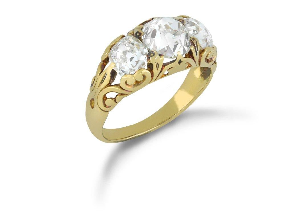 Viktorianischer Diamantring mit drei Steinen. In der Mitte befindet sich ein kissenförmiger Diamant aus alter Mine mit einem Gewicht von 1,32 Karat in einer offenen Krallenfassung, flankiert von zwei kissenförmigen Diamanten aus alter Mine in