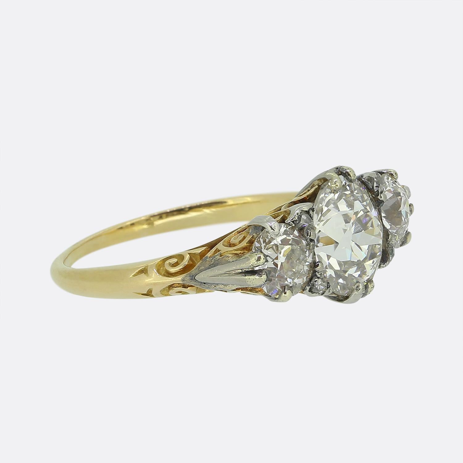 Anillo Victoriano de Diamantes y Tres Piedras Corte europeo antiguo en venta