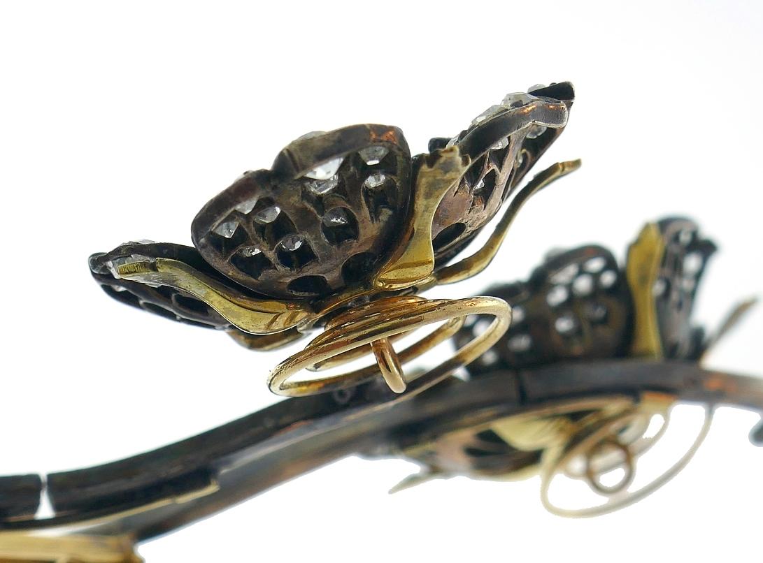 Einzigartige Tremblone-Brosche, die Ende des 19. Jahrhunderts in Frankreich hergestellt wurde. Hergestellt aus Silber und Gold von 18, 14 und 10 Karat und besetzt mit Diamanten im Altminenschliff (jeweils zwischen 0,45 und 0,02 Karat, insgesamt etwa