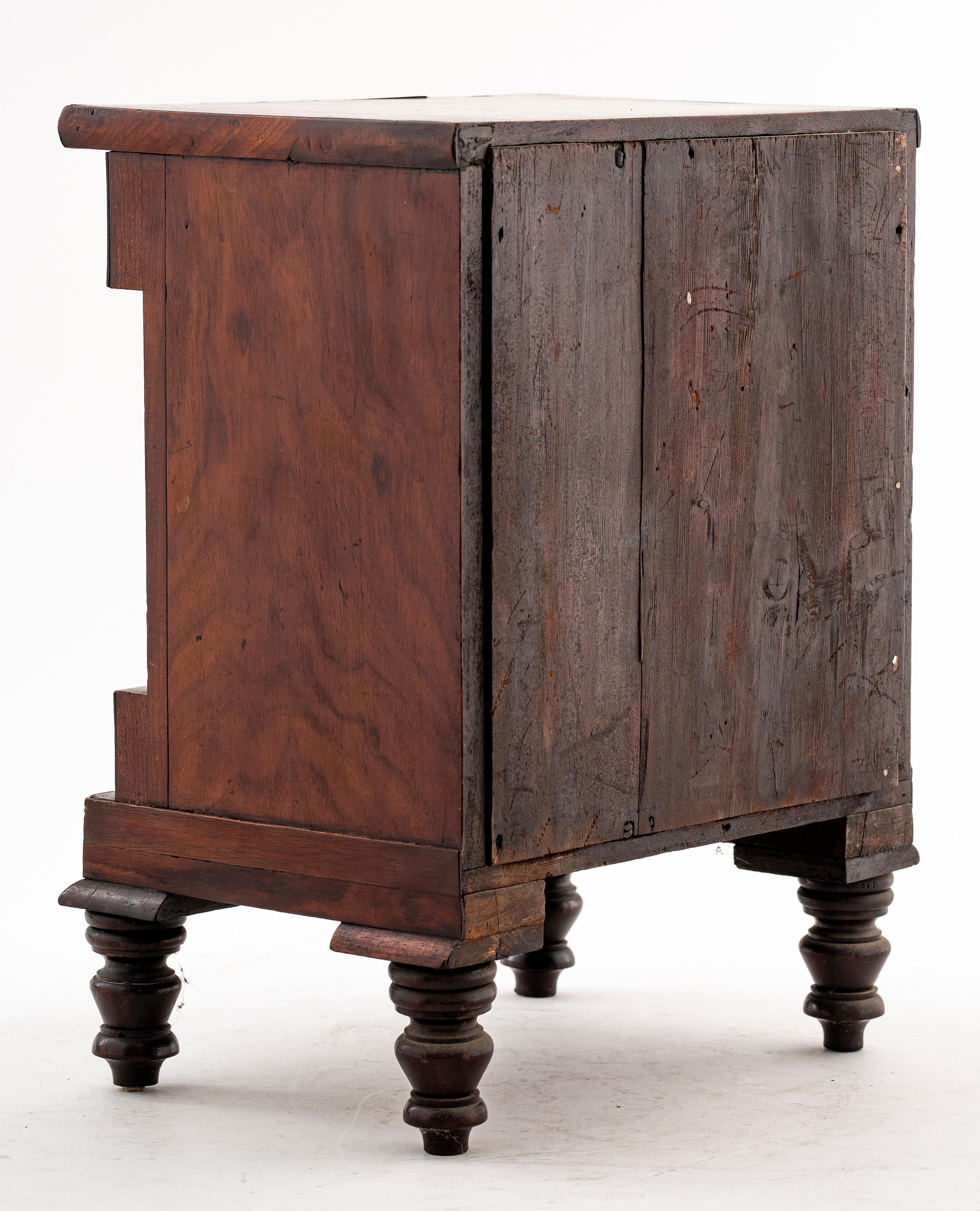 Victorian Diminutive Chest of Drawers In Good Condition For Sale In New York, NY