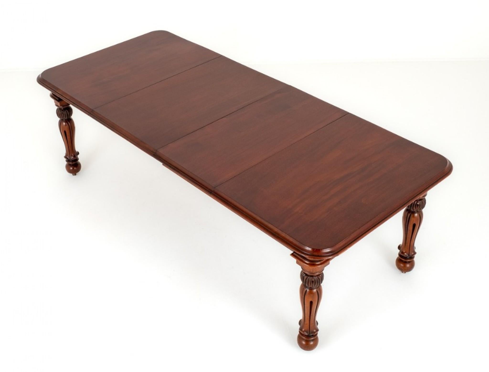 Table de salle à manger extensible à 2 feuilles en acajou du début de l'époque victorienne.
Une table de salle à manger extensible est un meuble polyvalent
conçus pour accueillir un nombre variable de personnes à l'heure des repas ou lors d'autres